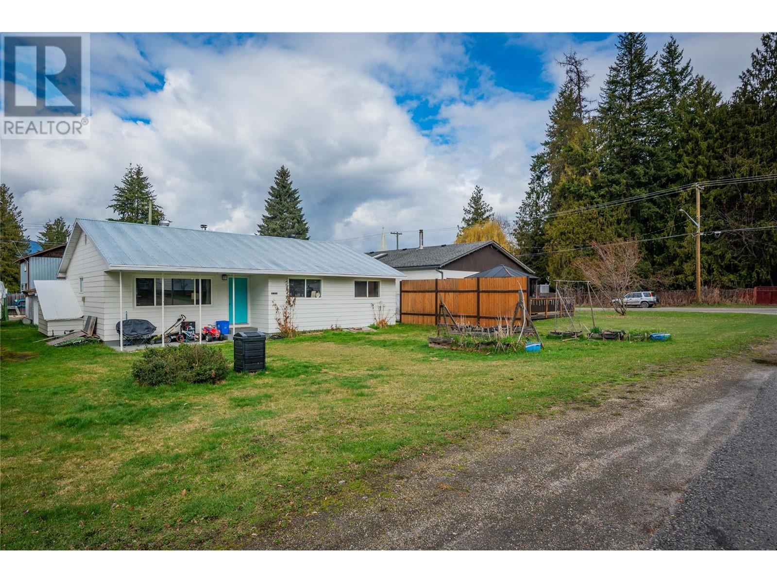 Photo 6 of 314 2nd Avenue Nw, Nakusp BC