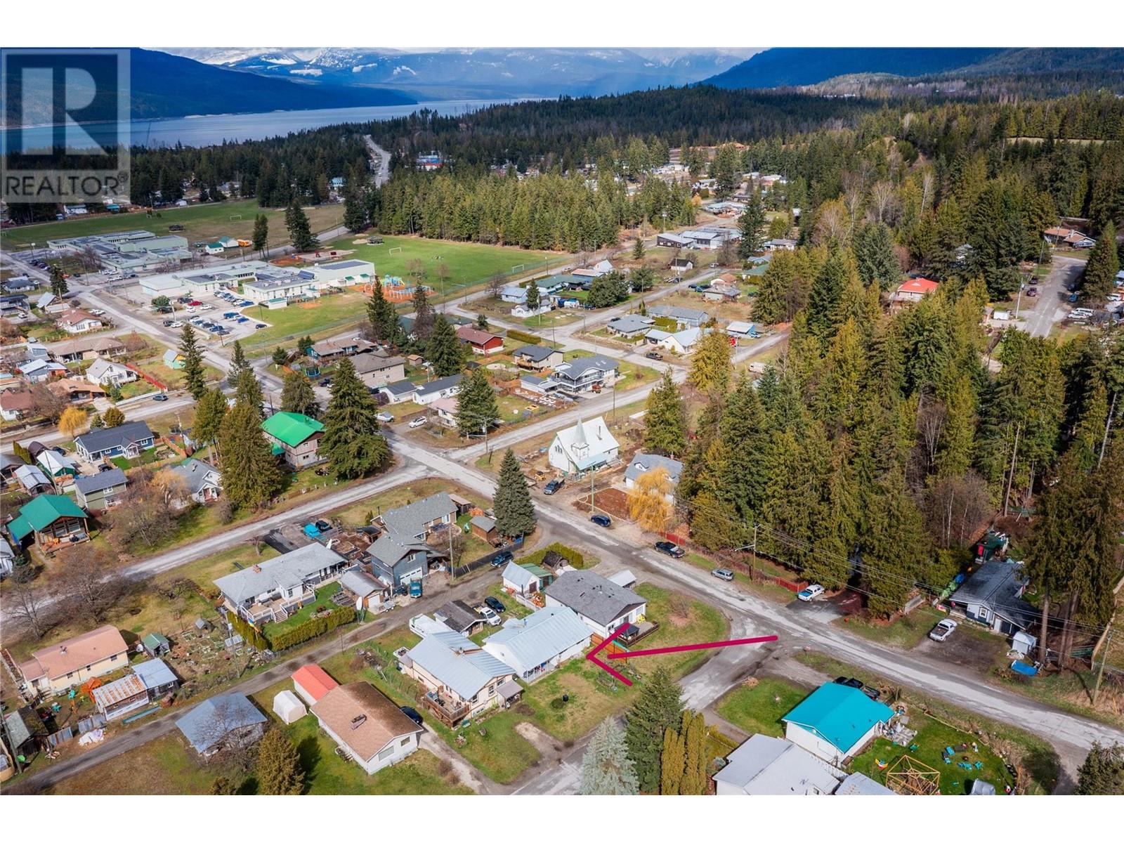 Photo 4 of 314 2nd Avenue Nw, Nakusp BC