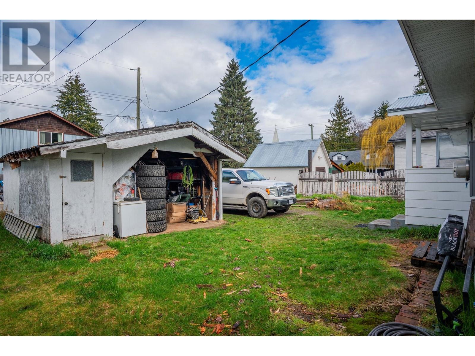 Photo 32 of 314 2nd Avenue Nw, Nakusp BC