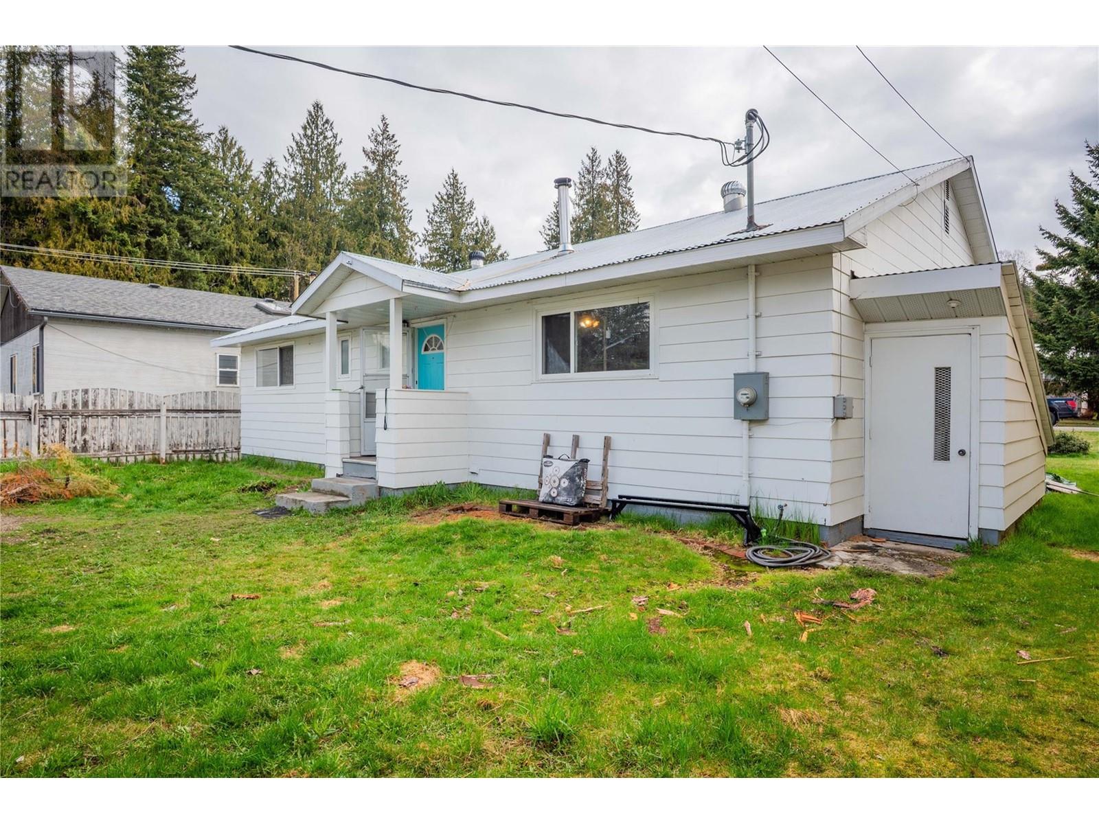 Photo 37 of 314 2nd Avenue Nw, Nakusp BC