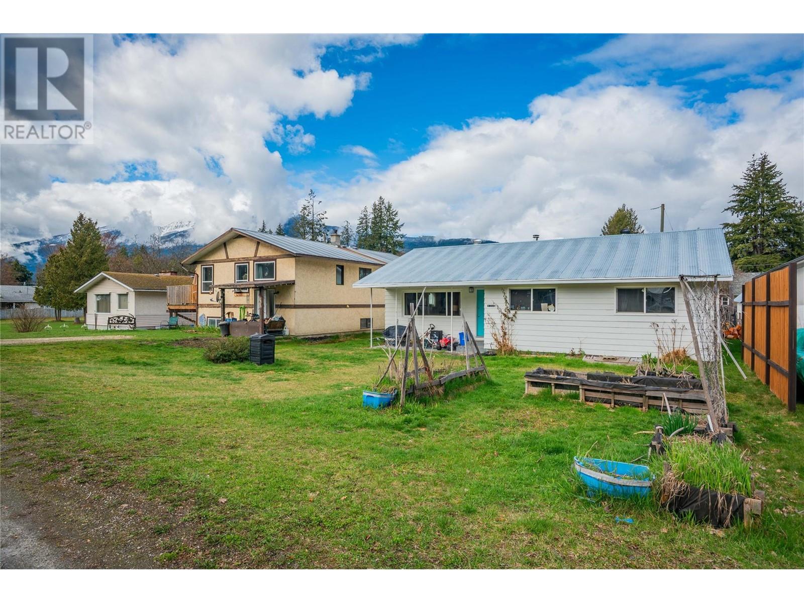 Photo 8 of 314 2nd Avenue Nw, Nakusp BC