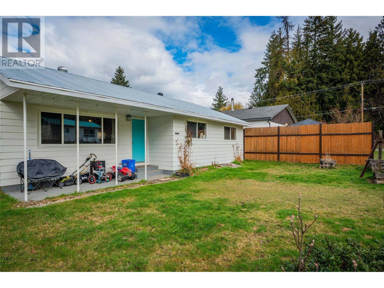 Photo 7 of 314 2nd Avenue Nw, Nakusp BC