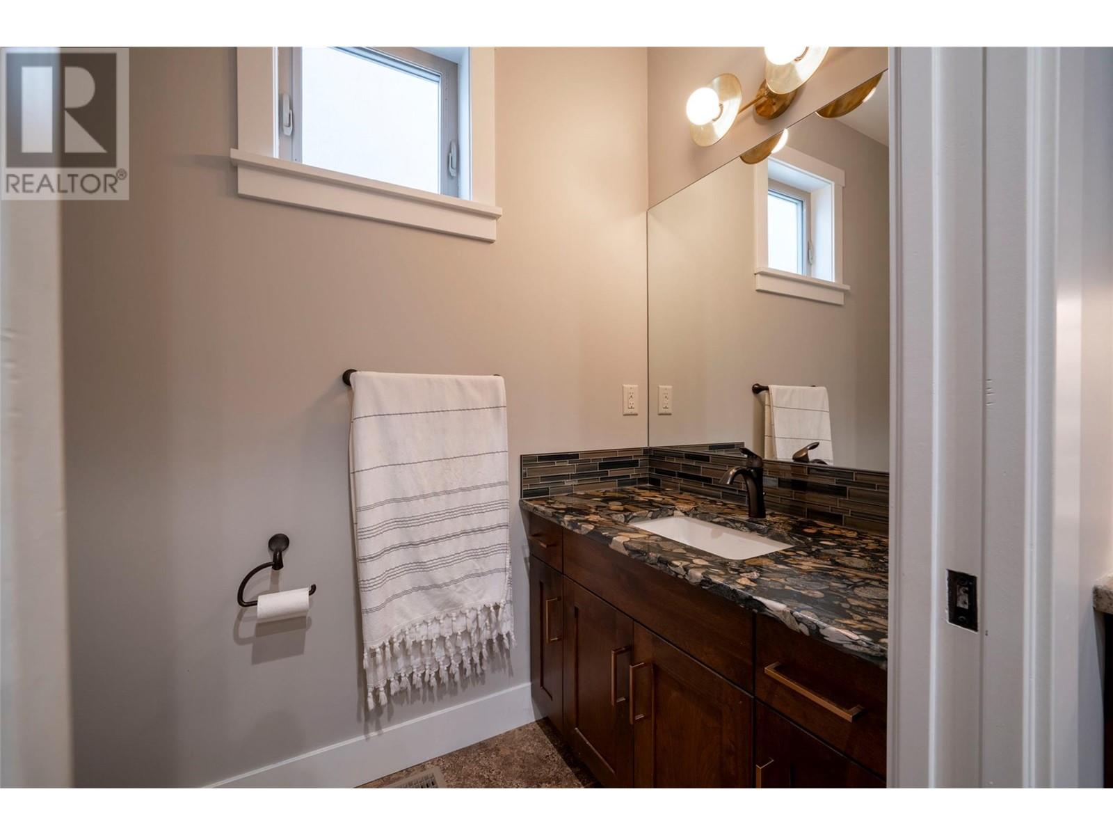 4 7373 Brooks Lane, Vernon