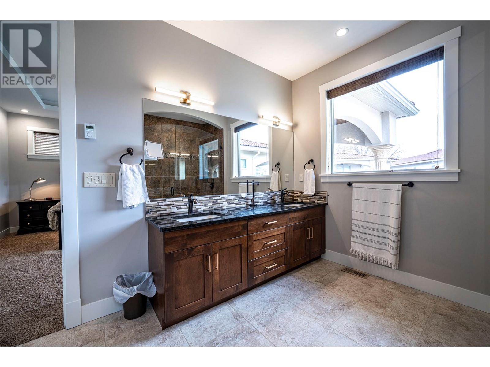 4 7373 Brooks Lane, Vernon
