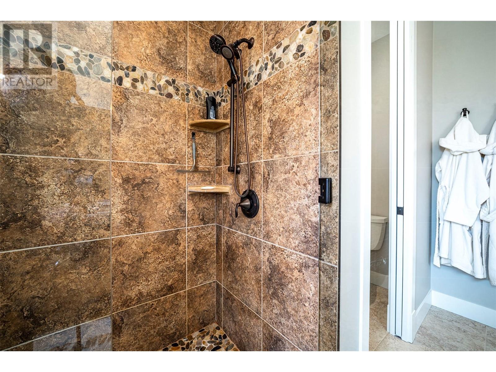 4 7373 Brooks Lane, Vernon
