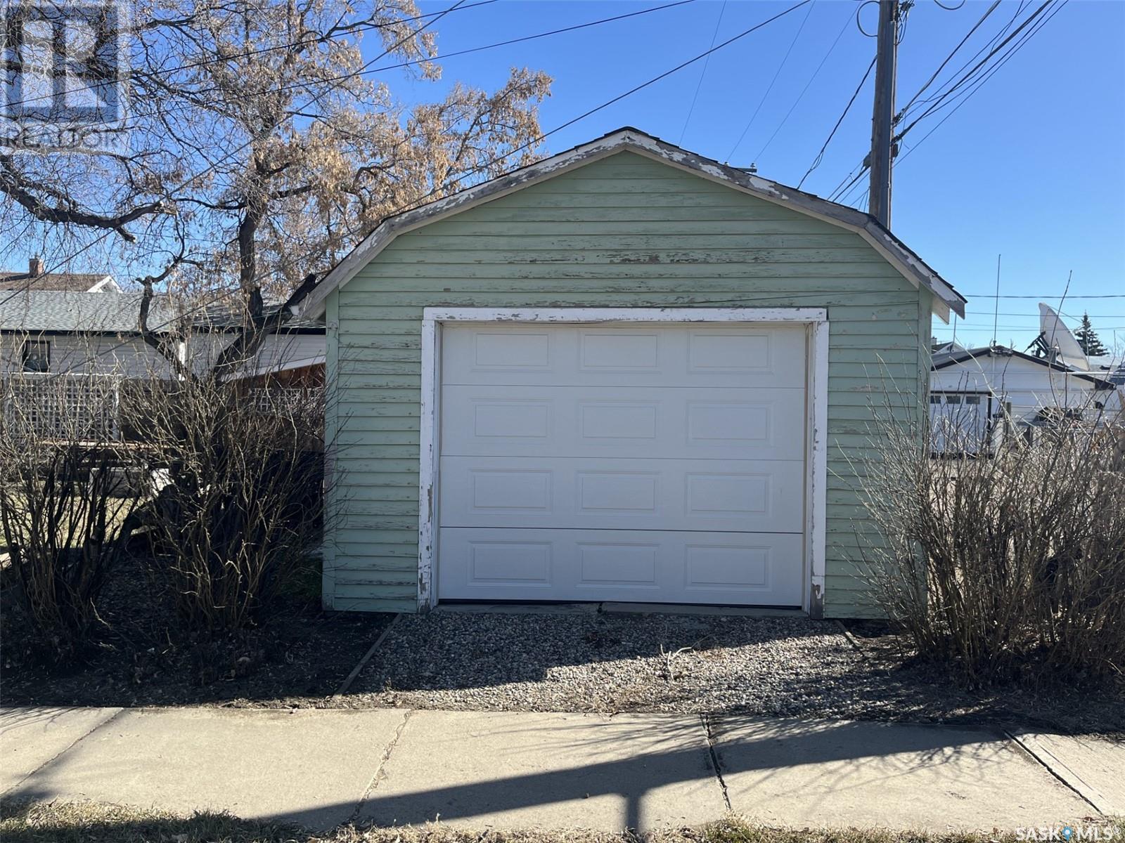 Photo 10 of 124 3rd Avenue W, Rosetown SK