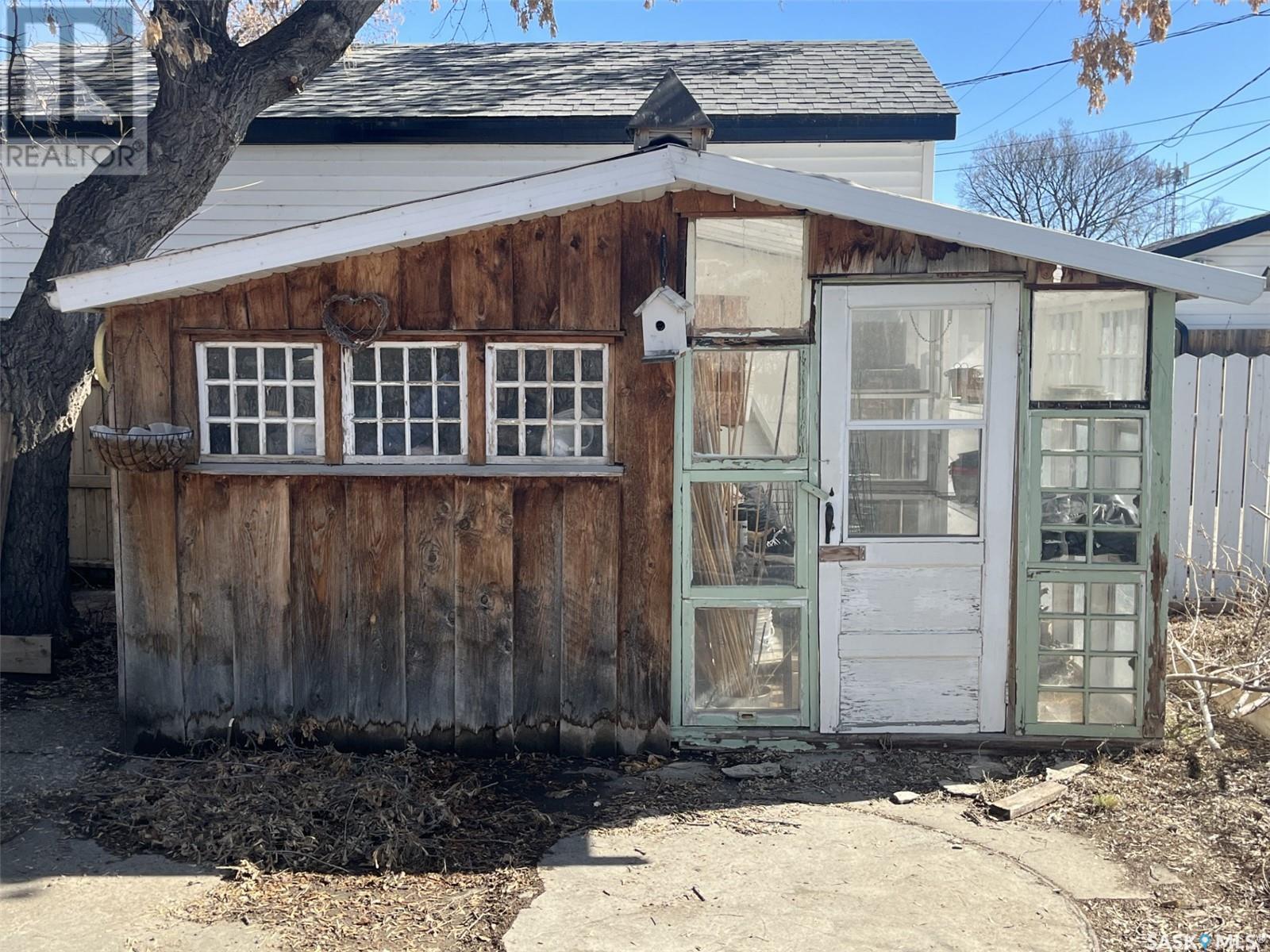 Photo 11 of 124 3rd Avenue W, Rosetown SK