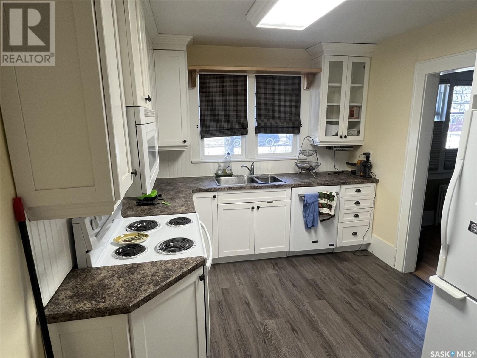 Photo 12 of 124 3rd Avenue W, Rosetown SK