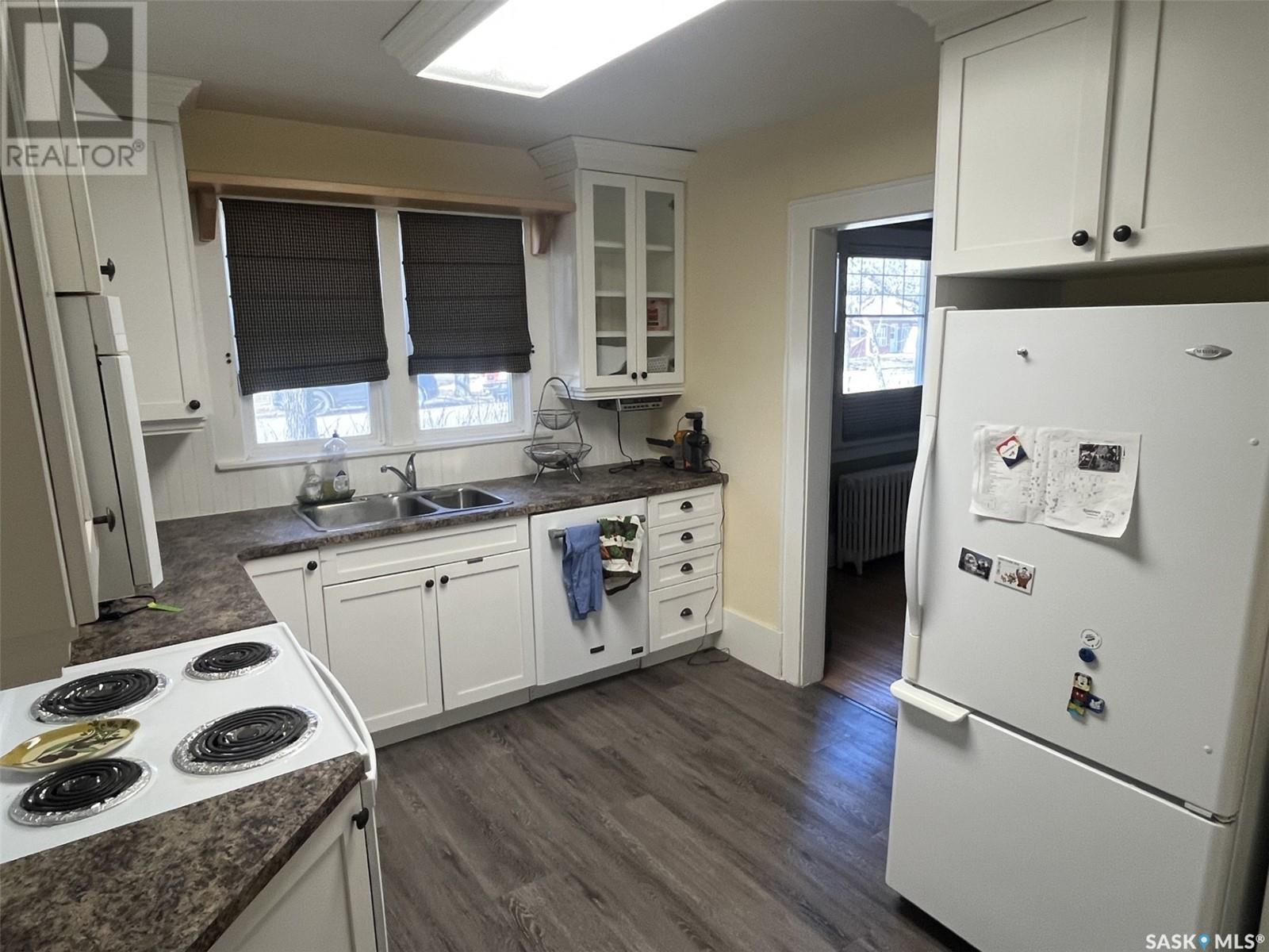 Photo 13 of 124 3rd Avenue W, Rosetown SK