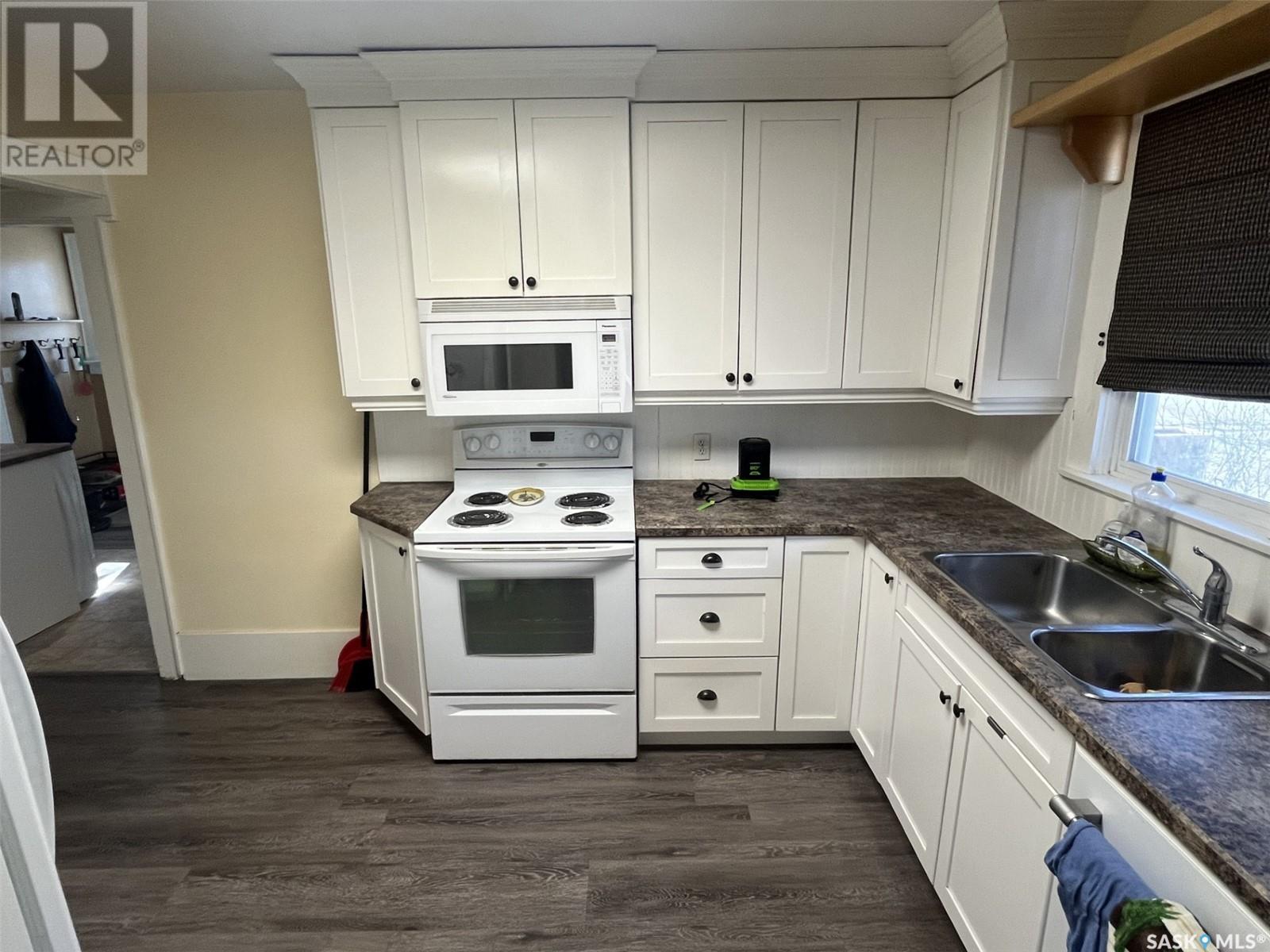 Photo 14 of 124 3rd Avenue W, Rosetown SK