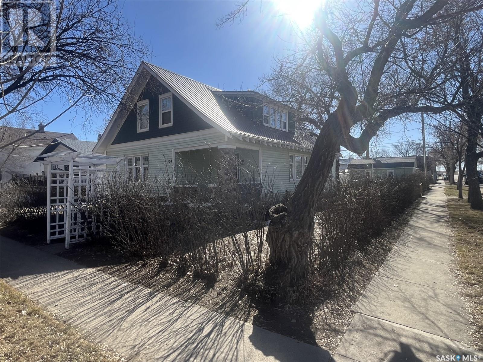 Photo 2 of 124 3rd Avenue W, Rosetown SK