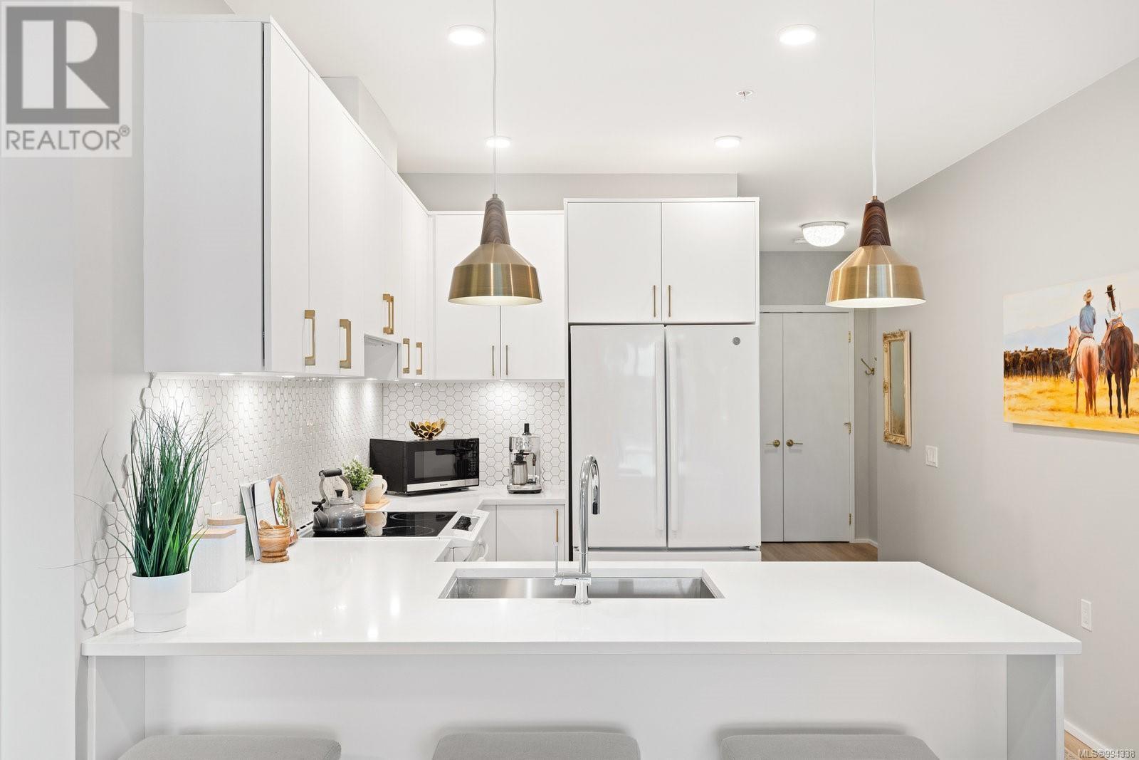 303 2348 Beacon Avenue, Sidney