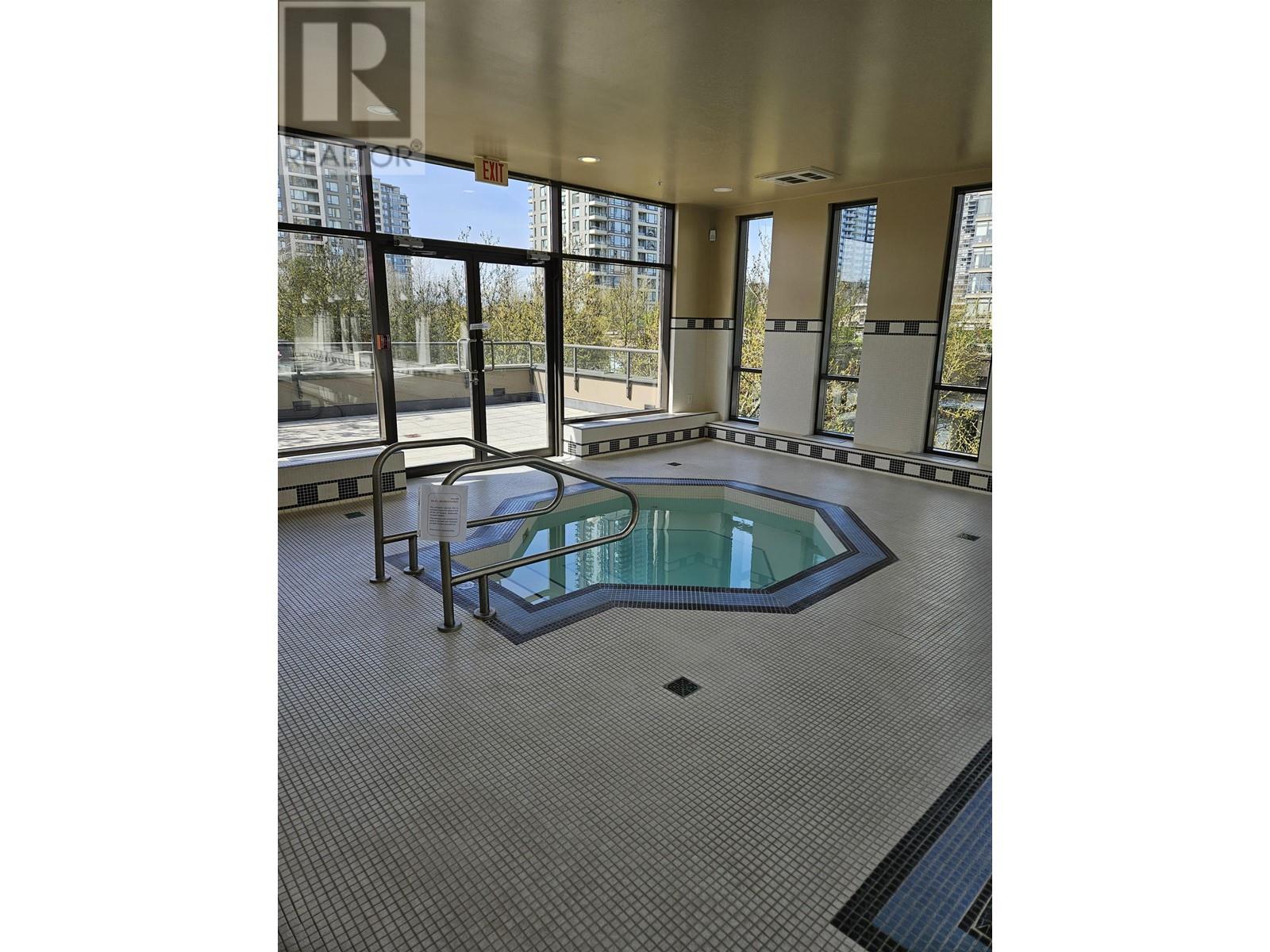 Photo 4 of 502 2345 Madison Avenue, Burnaby BC