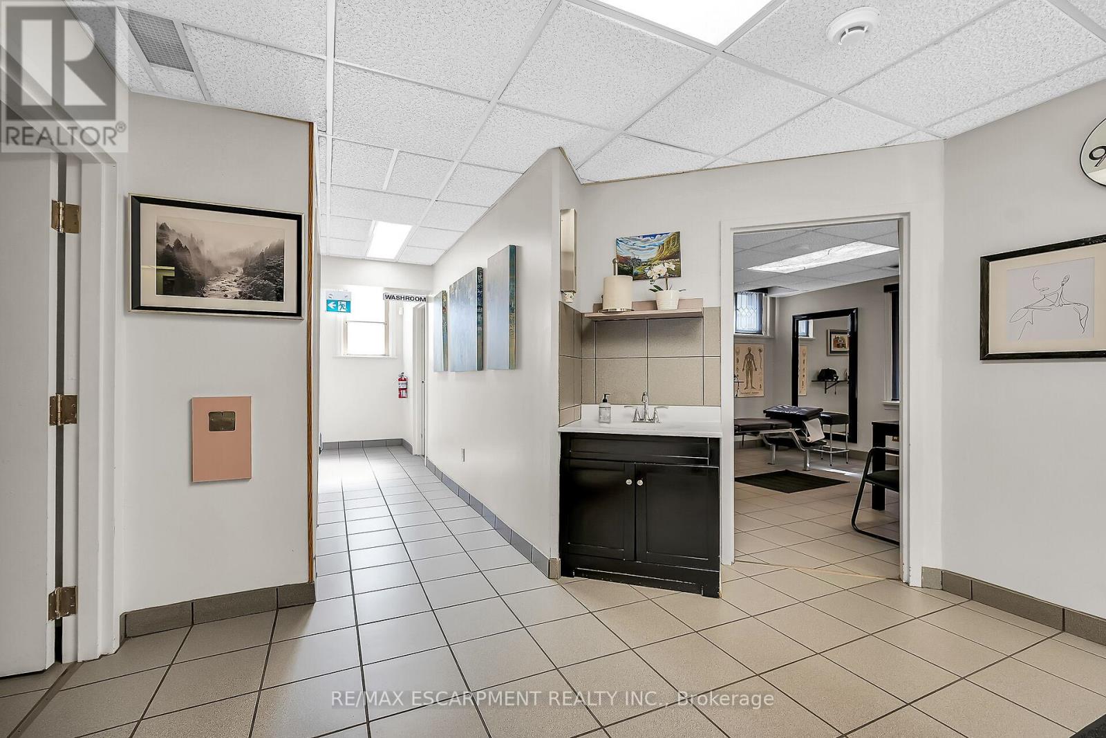 Photo 9 of 866 Main Street E, Hamilton ON