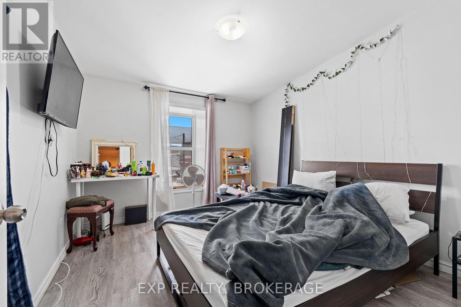Photo 24 of 148 150 King Street W, Brockville ON