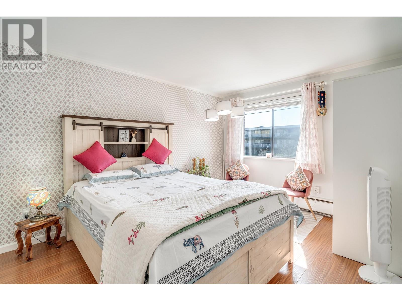 Photo 3 of 104 327 Ninth Street, New Westminster BC