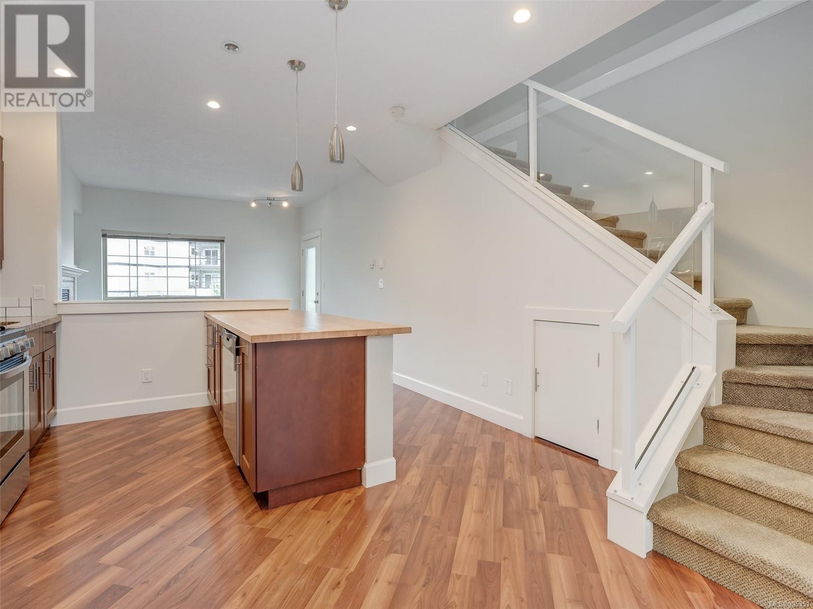 201 785 Station Ave, Langford