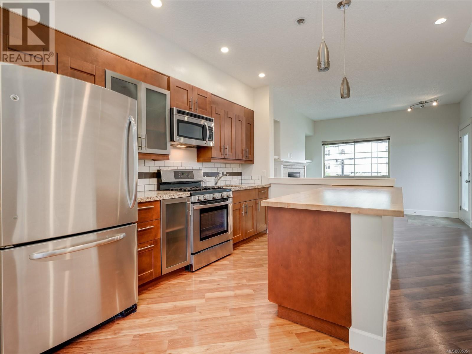 201 785 Station Ave, Langford