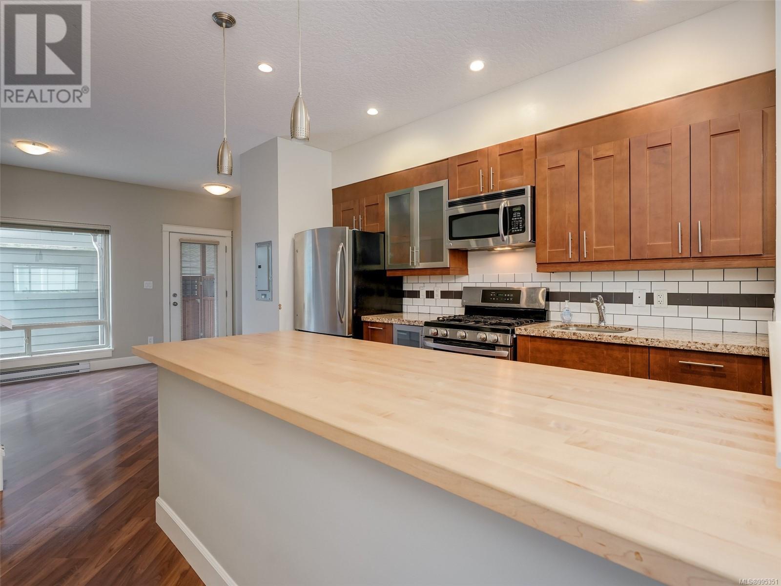 201 785 Station Ave, Langford