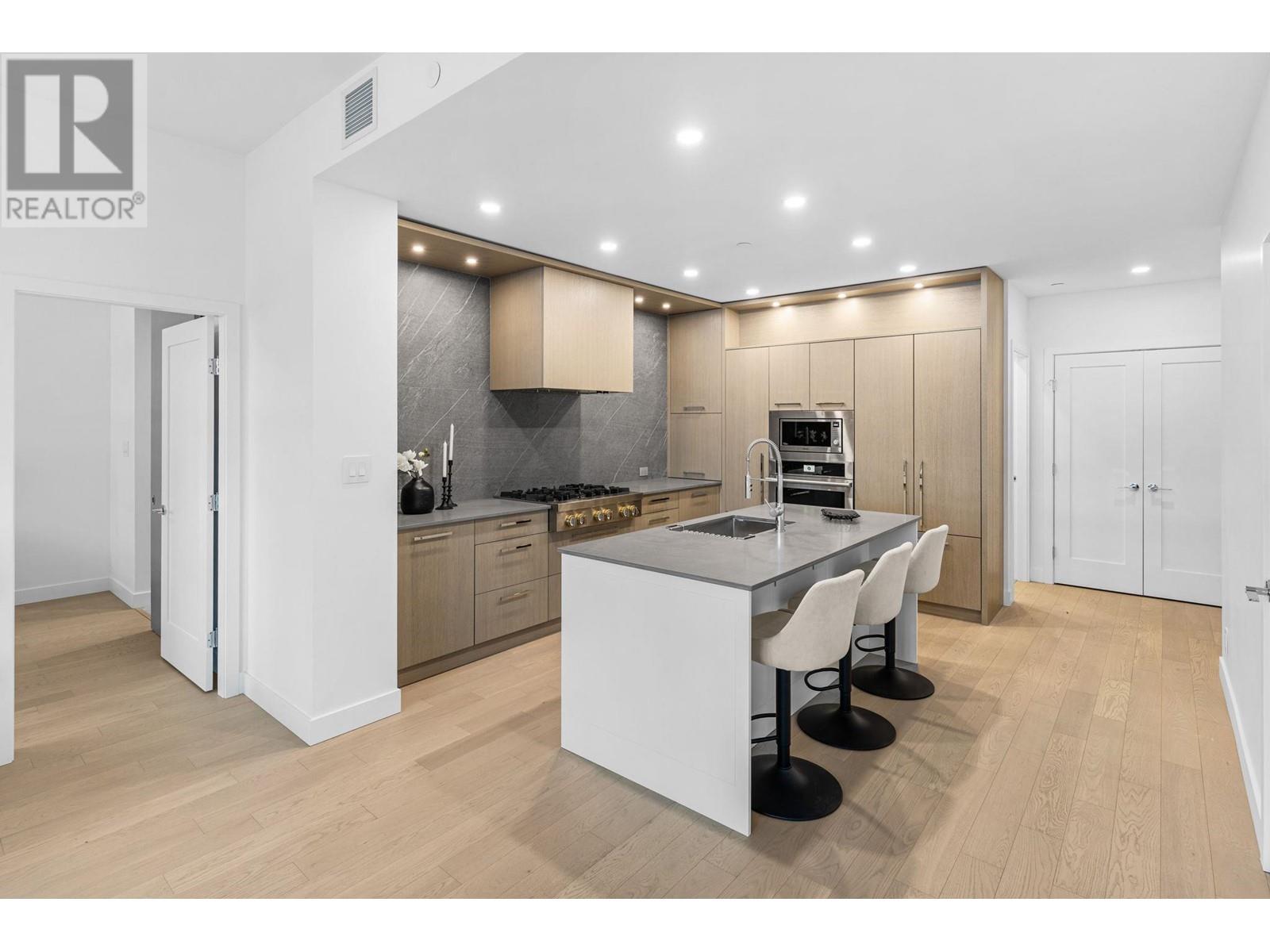 209 3409 Lakeshore Road, Kelowna