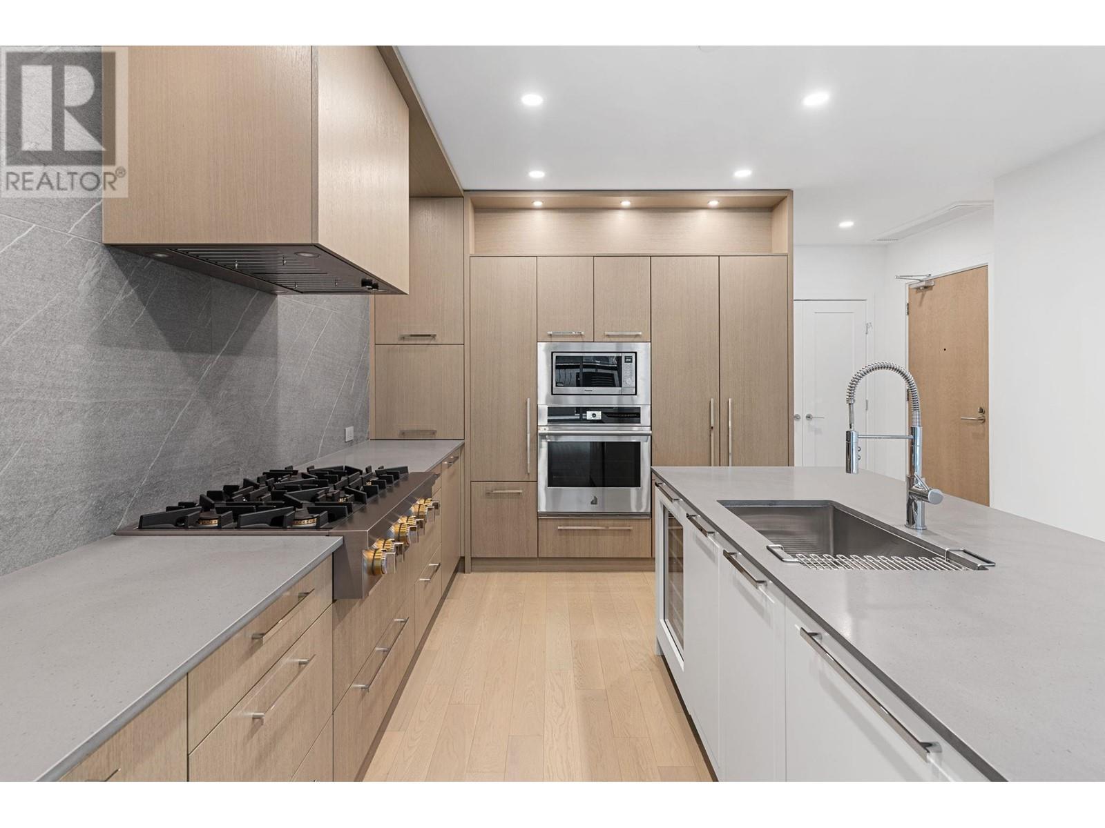 209 3409 Lakeshore Road, Kelowna