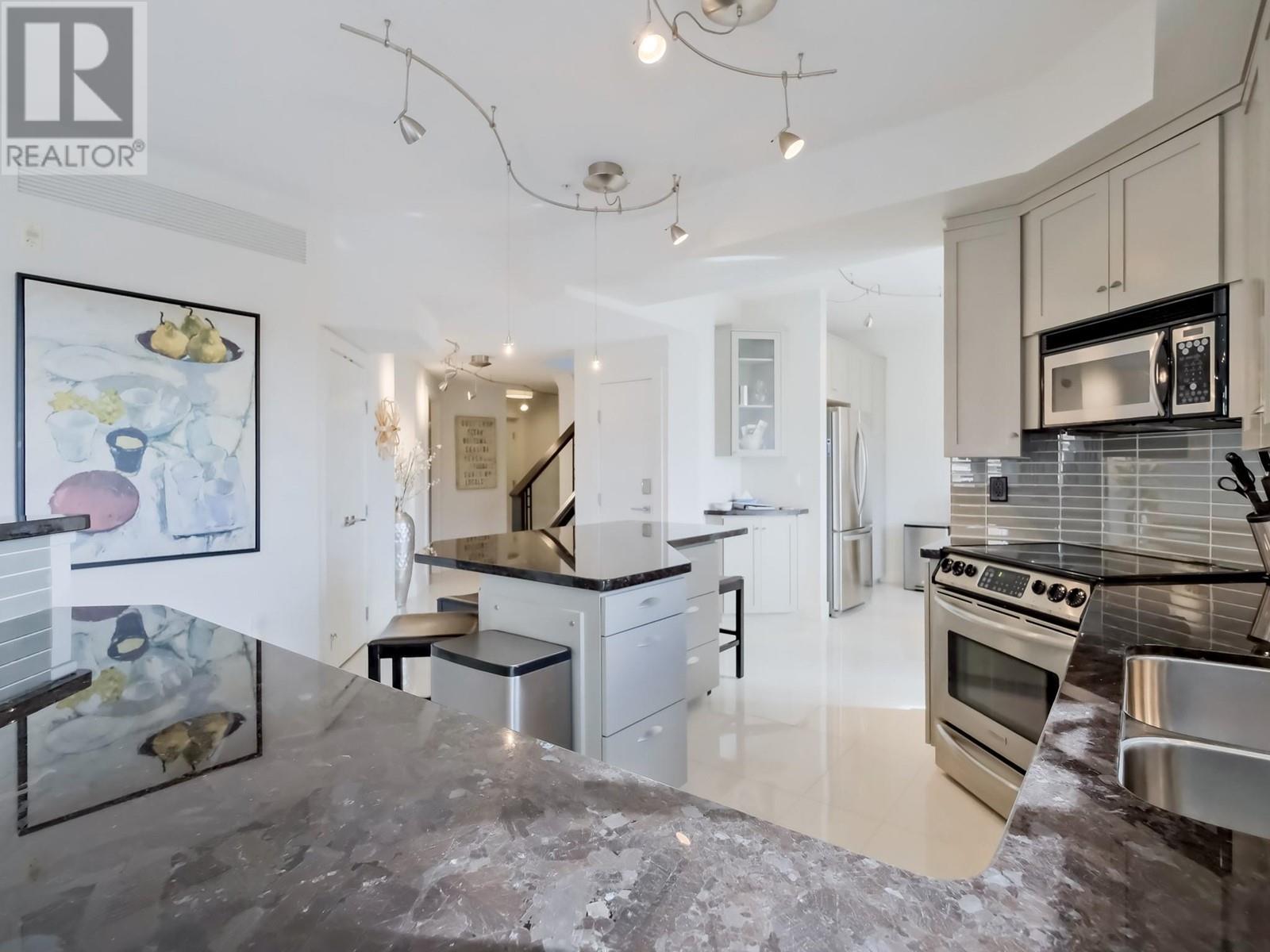 221 1088 Sunset Drive, Kelowna
