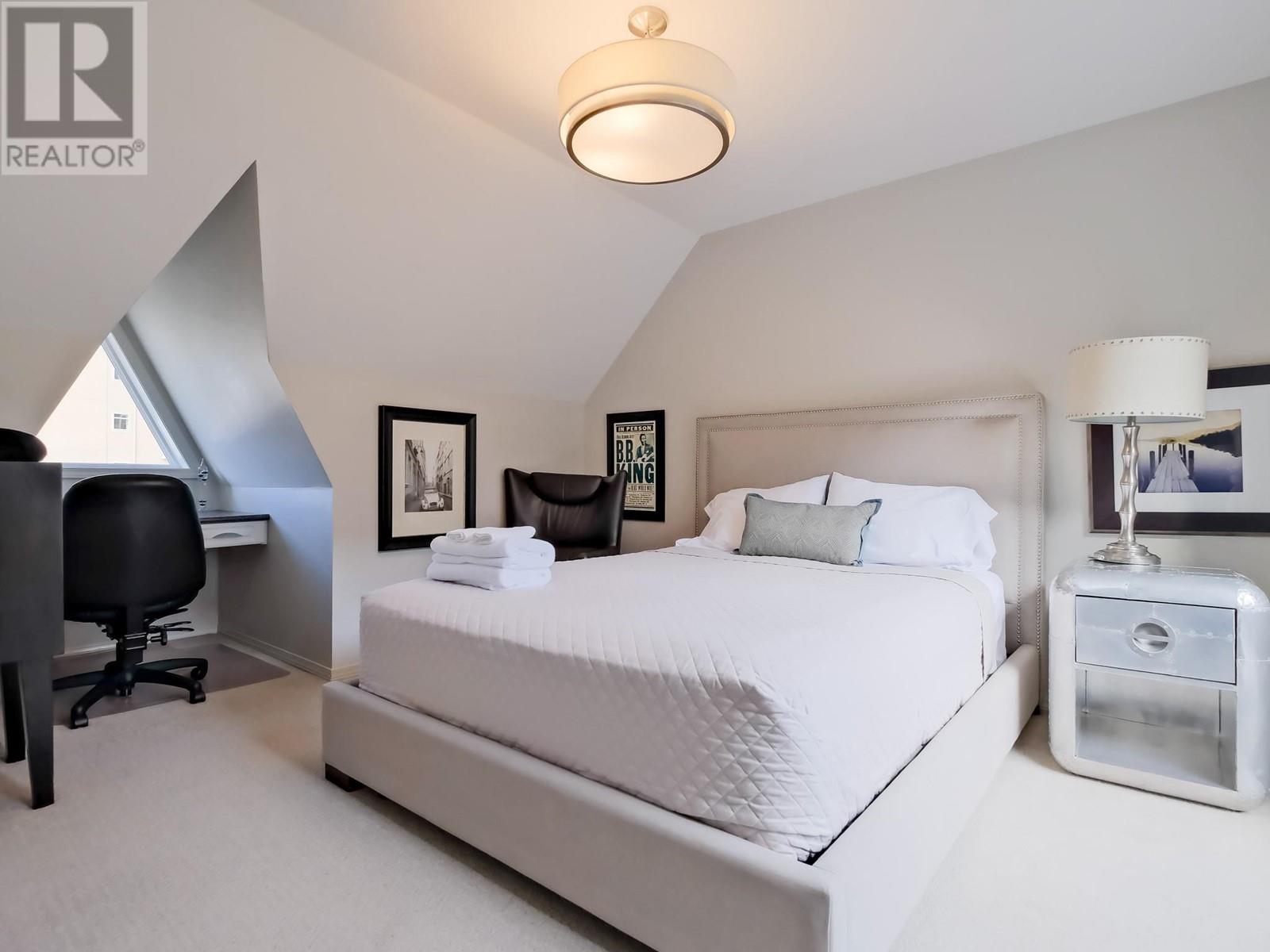221 1088 Sunset Drive, Kelowna