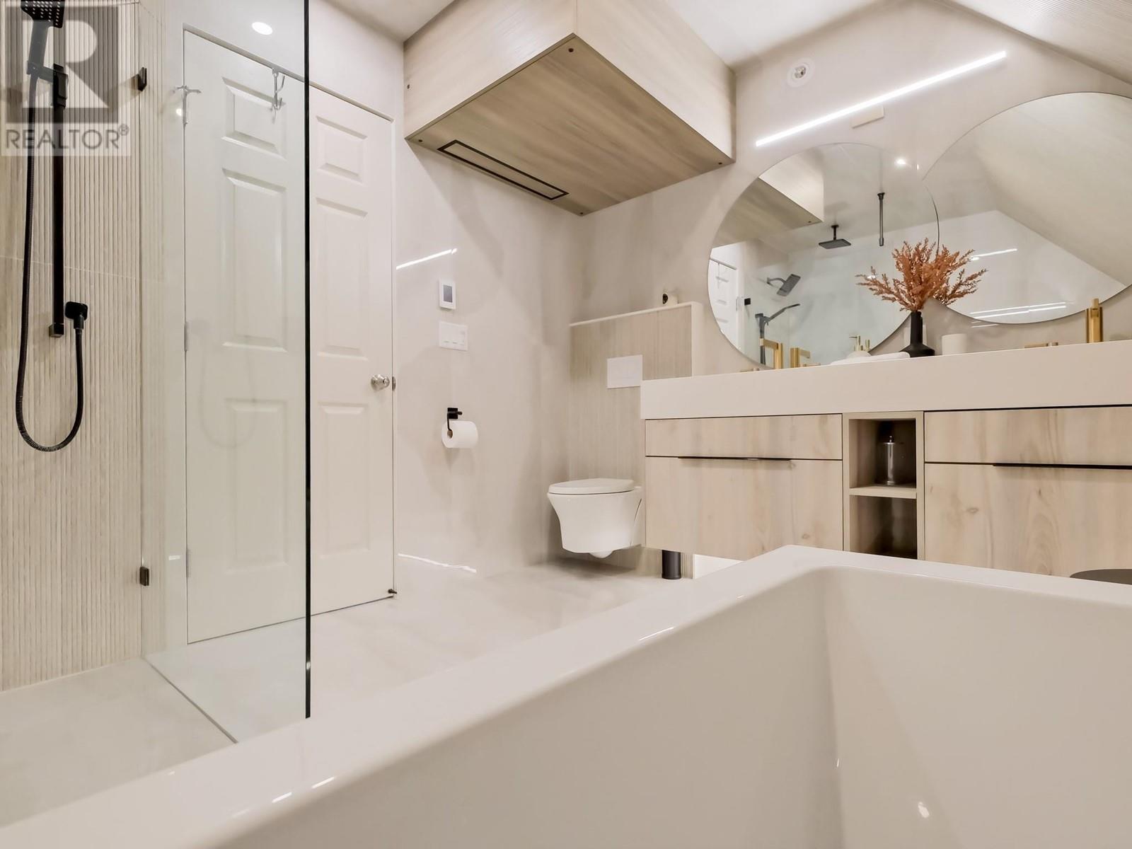 221 1088 Sunset Drive, Kelowna