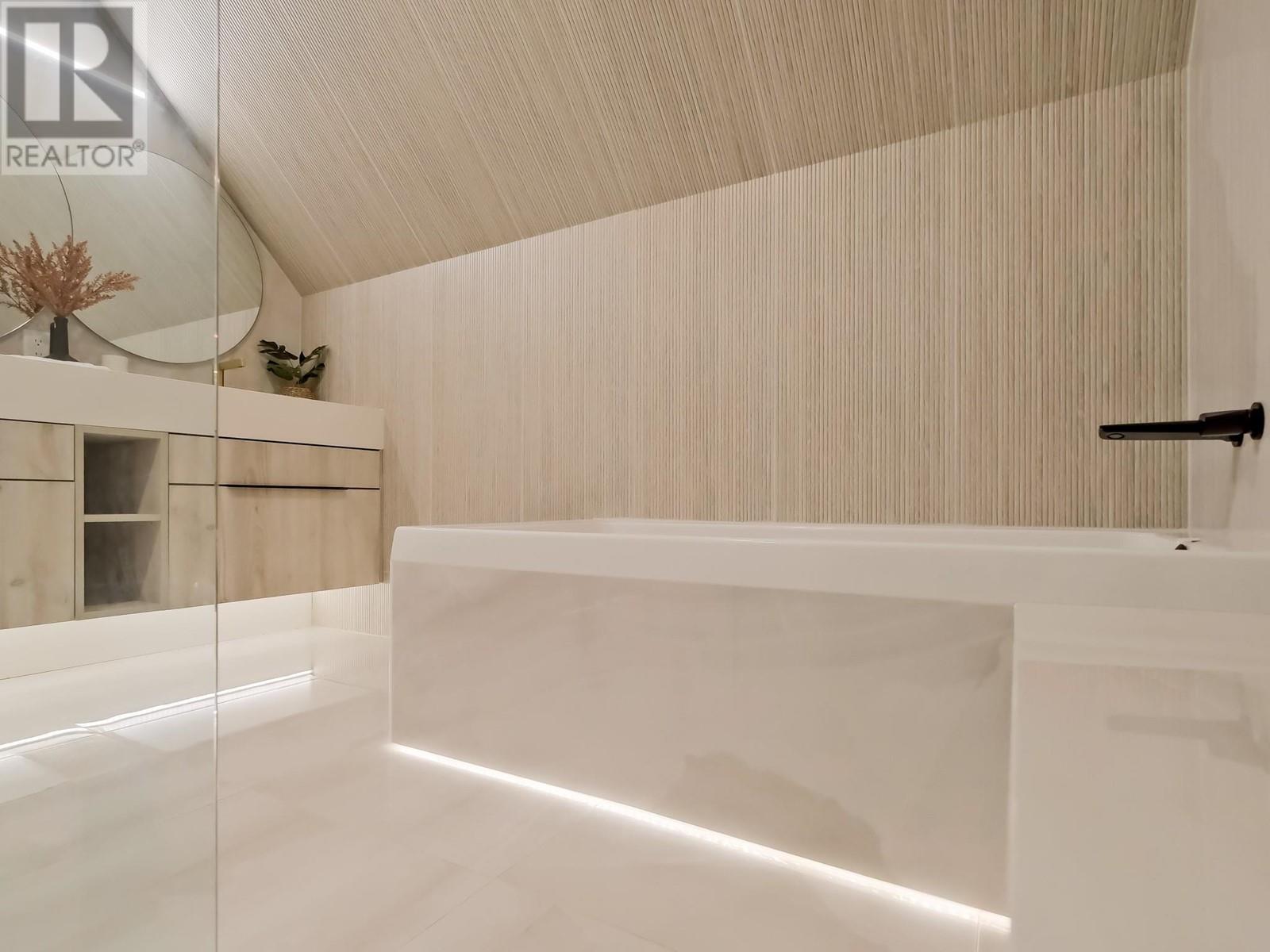221 1088 Sunset Drive, Kelowna