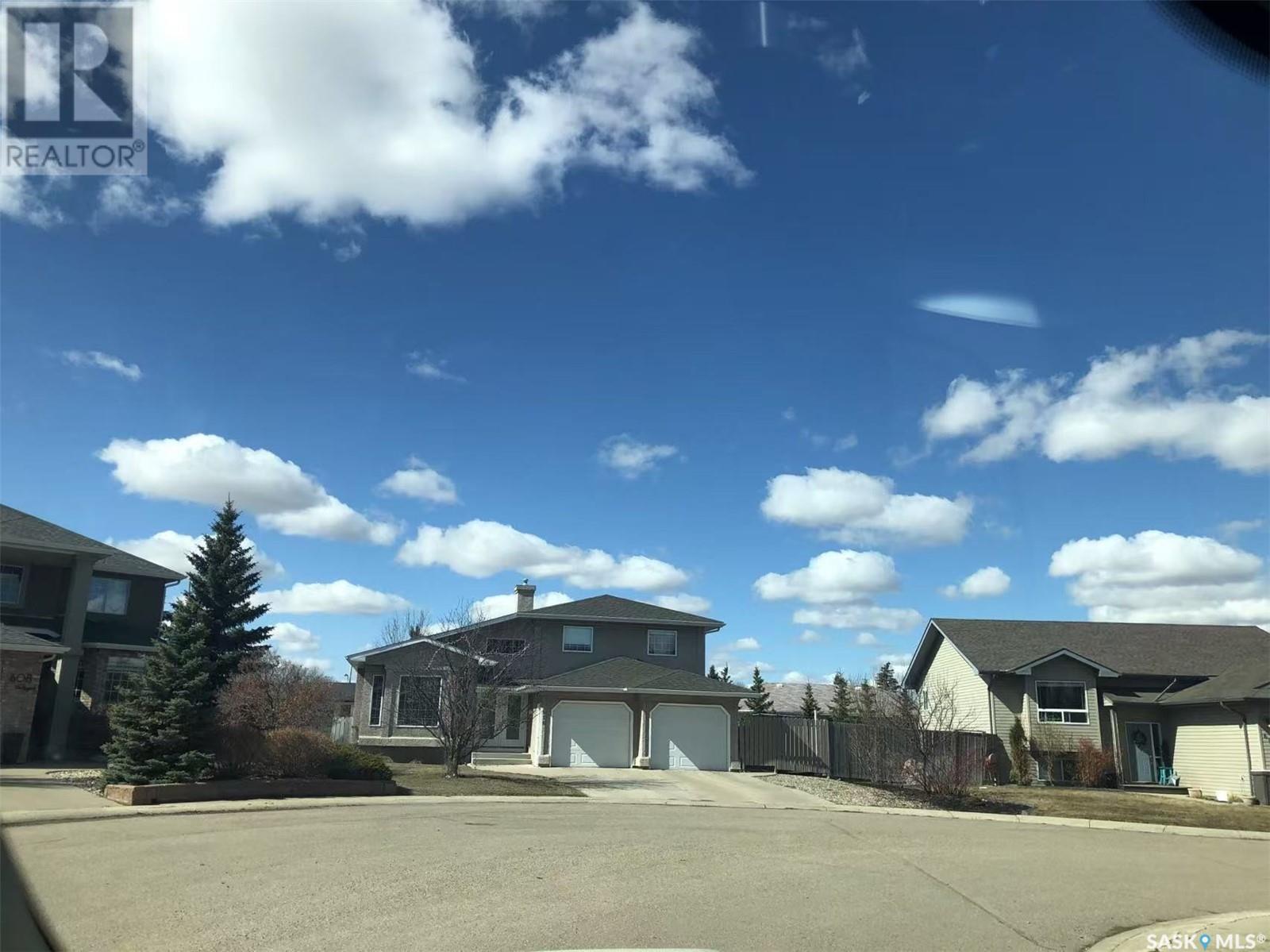 Photo 2 of 610 Mountain View Crescent, Rosetown SK