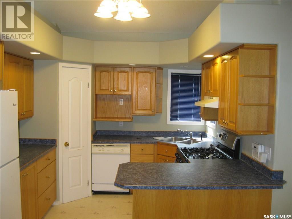 Photo 3 of 610 Mountain View Crescent, Rosetown SK