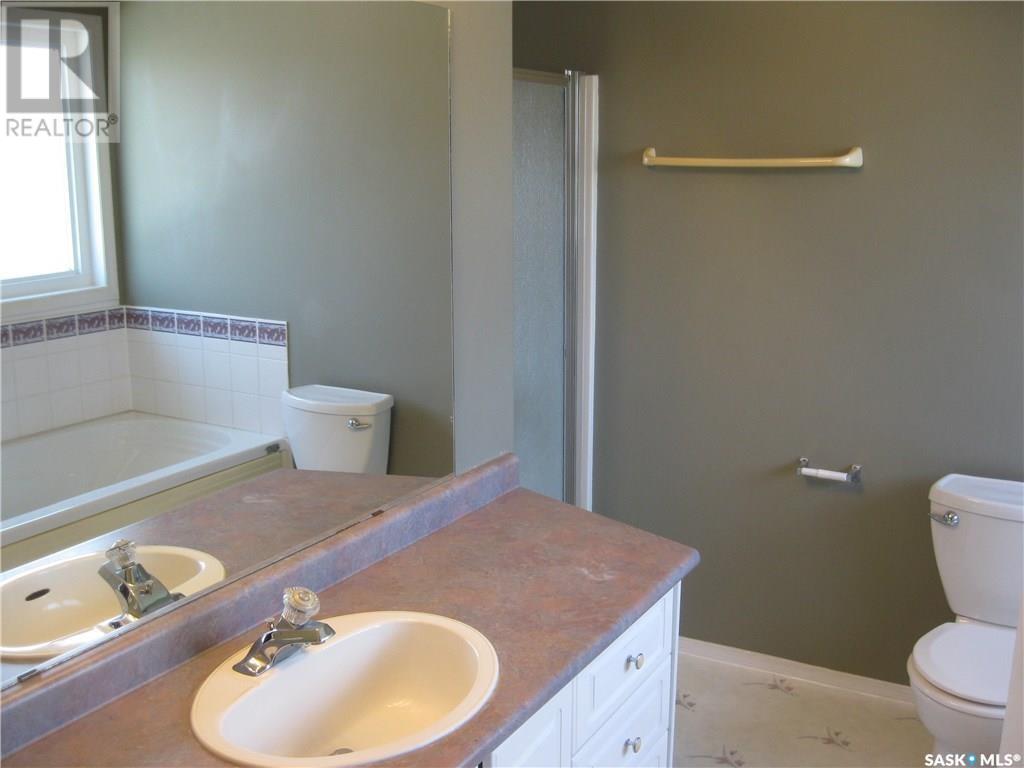 Photo 7 of 610 Mountain View Crescent, Rosetown SK