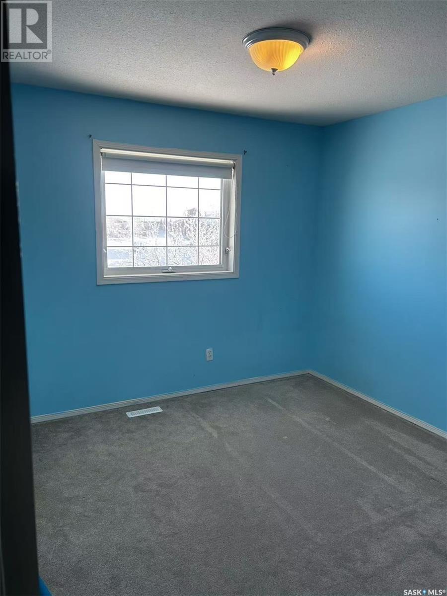 Photo 8 of 610 Mountain View Crescent, Rosetown SK