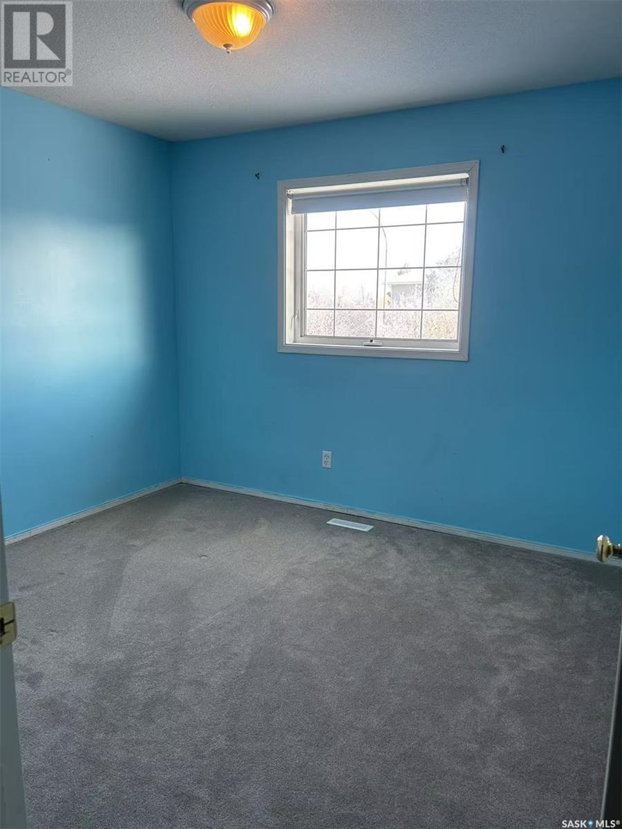 Photo 9 of 610 Mountain View Crescent, Rosetown SK