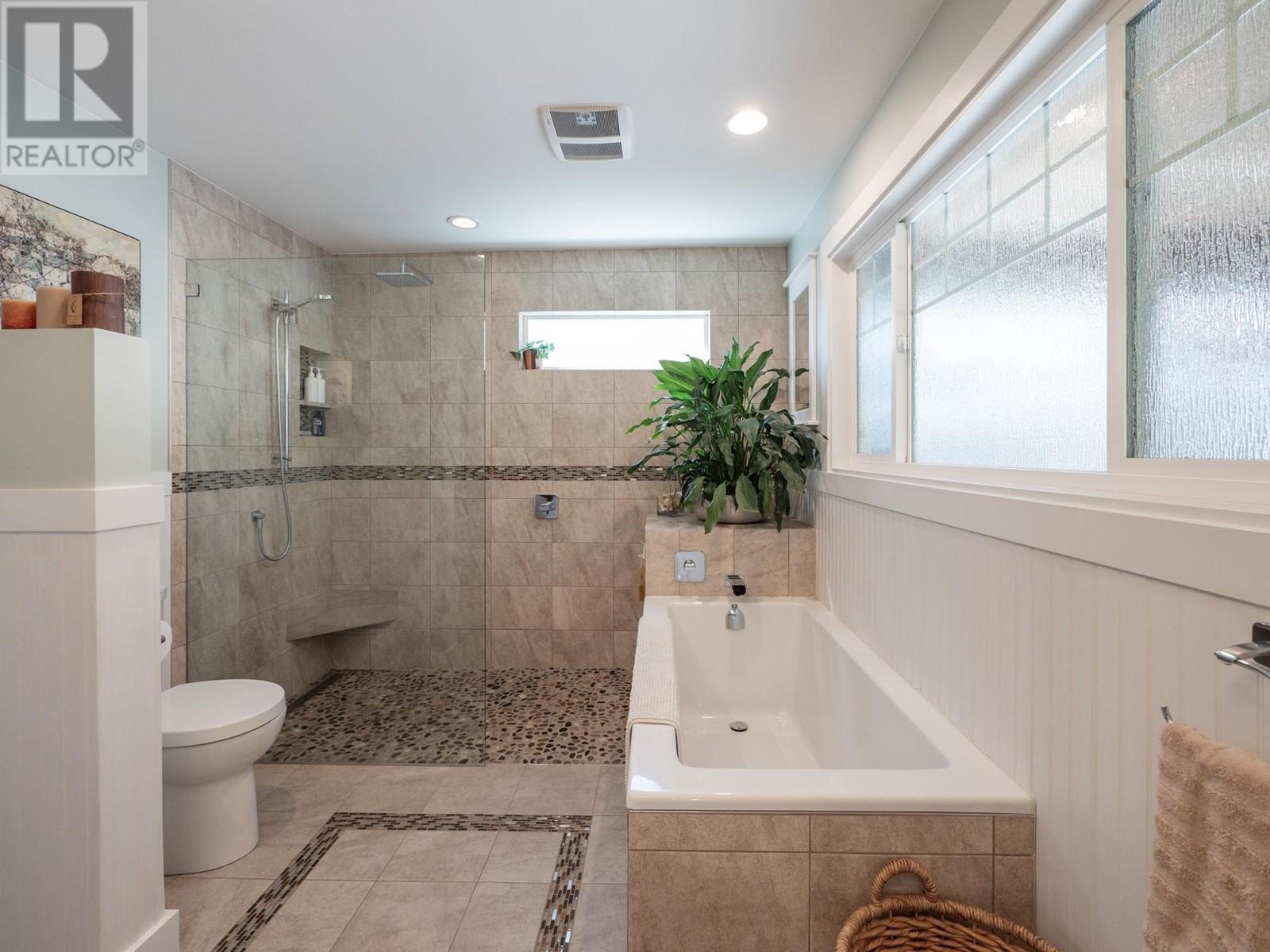 7607 EUREKA PLACE, Halfmoon Bay real estate listing R2976342