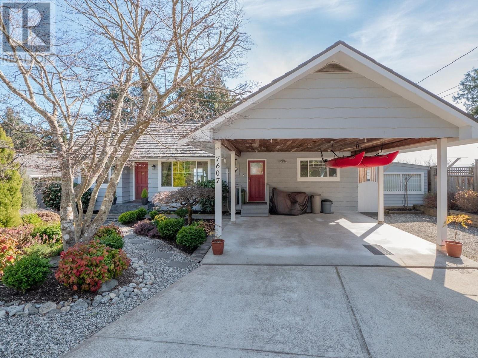 7607 EUREKA PLACE, Halfmoon Bay real estate listing R2976342