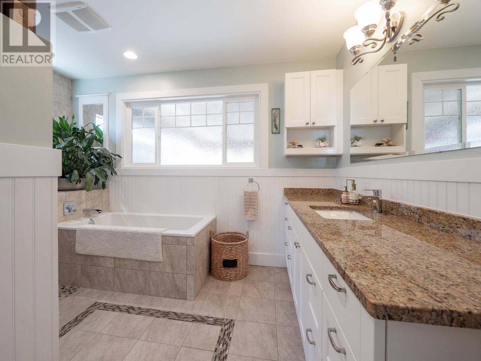 7607 EUREKA PLACE, Halfmoon Bay real estate listing R2976342