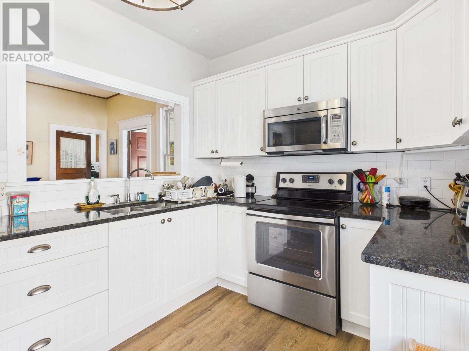 555 School Avenue, Oliver