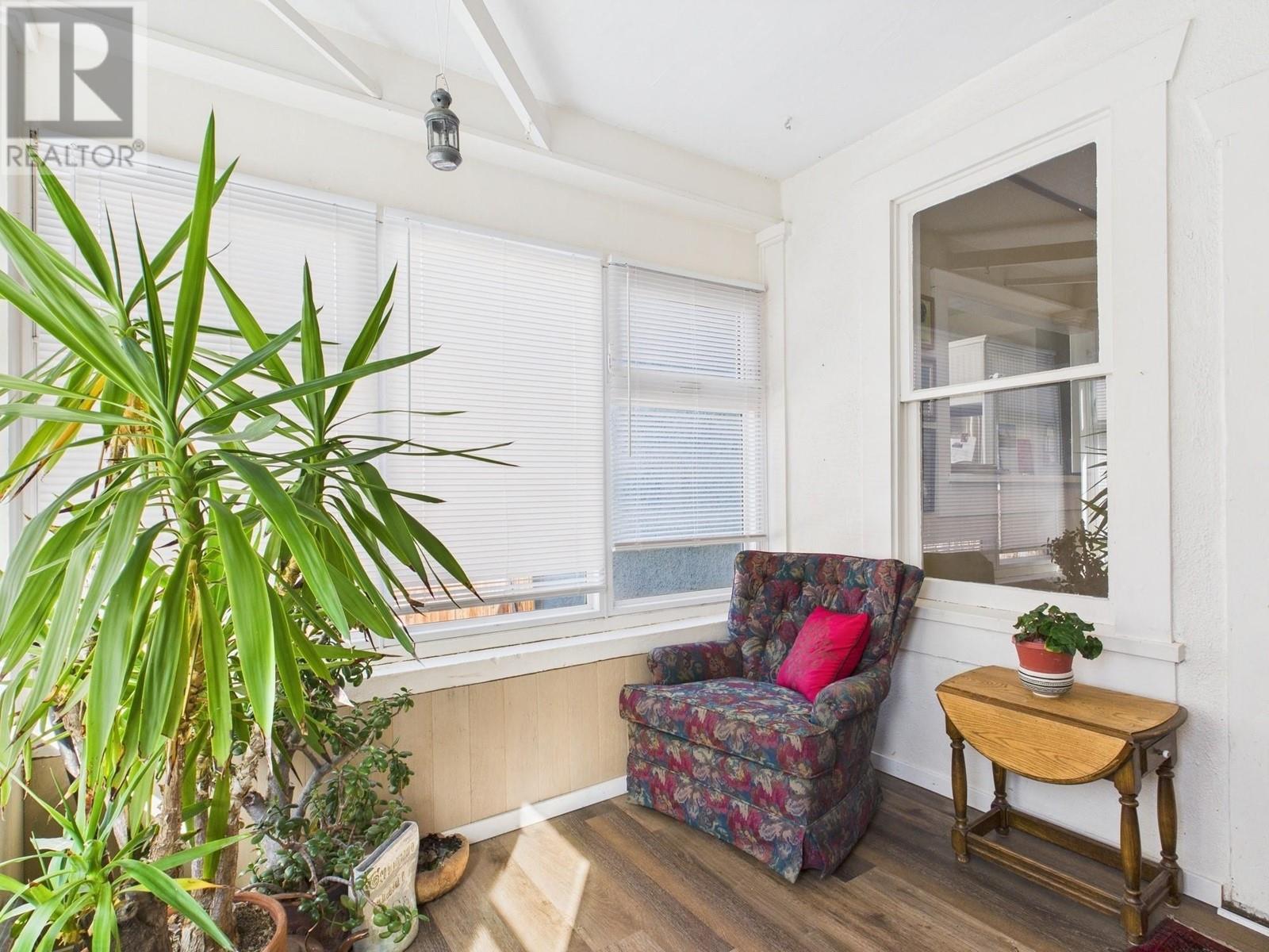 555 School Avenue, Oliver