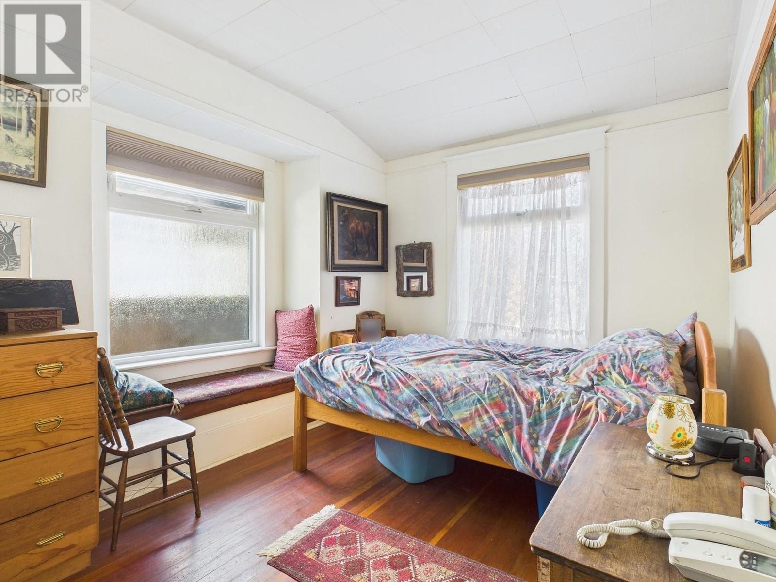 555 School Avenue, Oliver