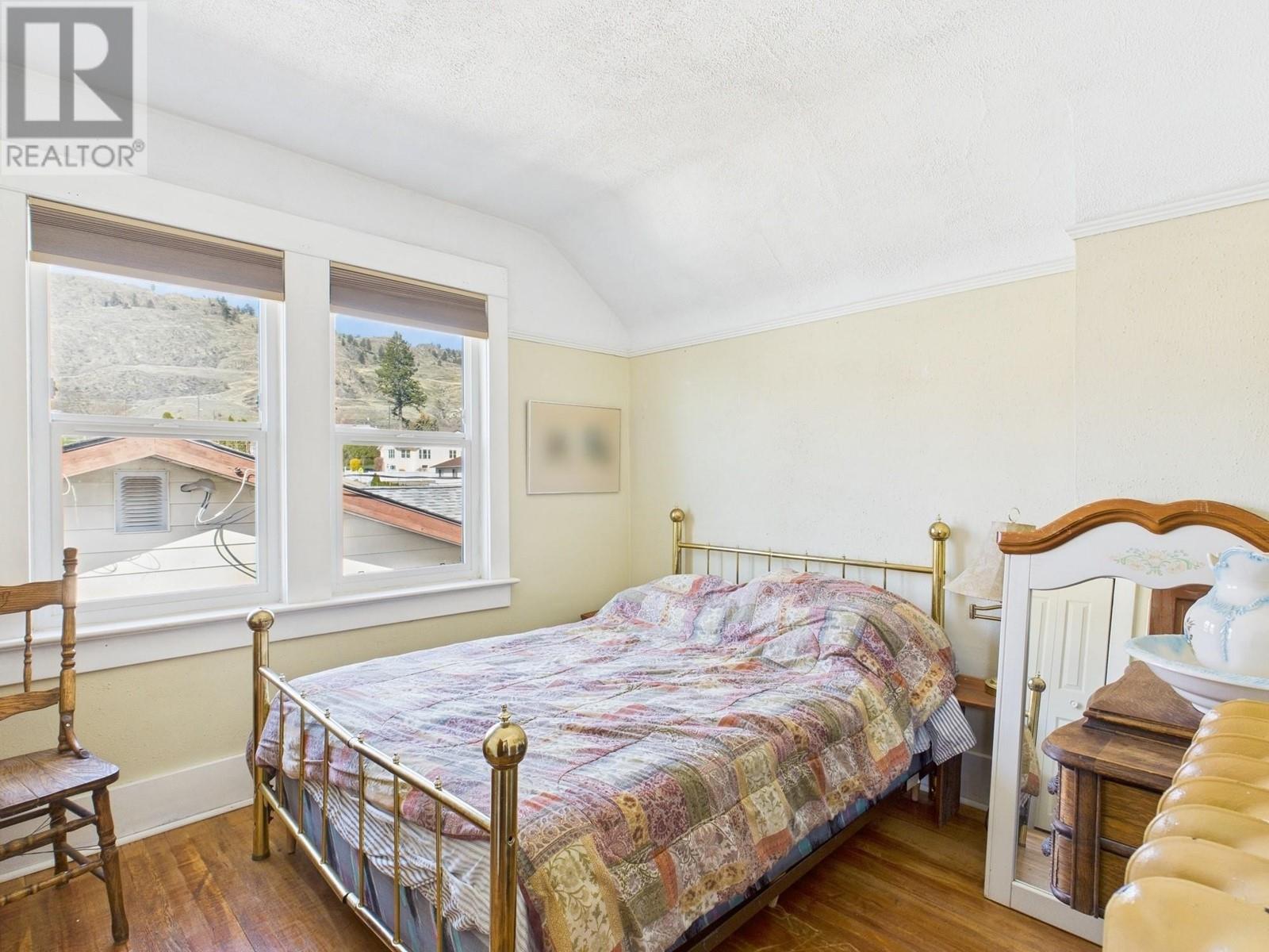 555 School Avenue, Oliver