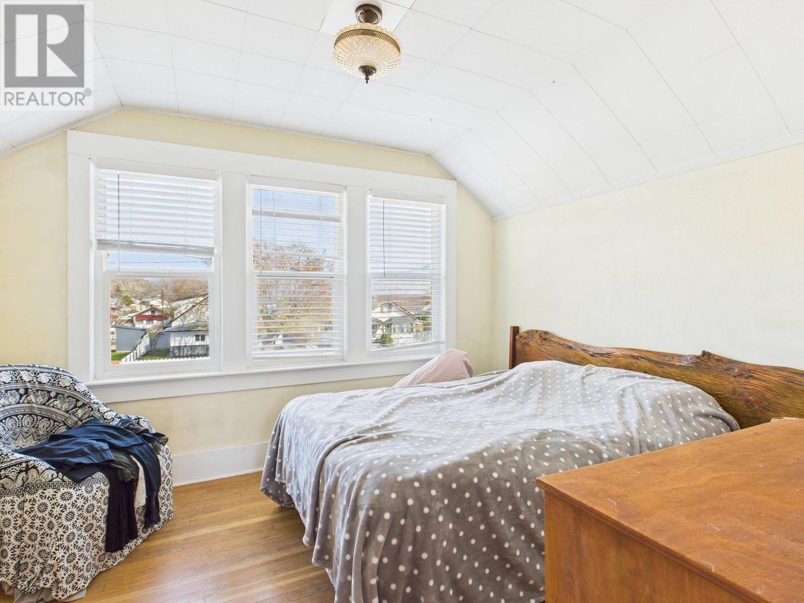 555 School Avenue, Oliver