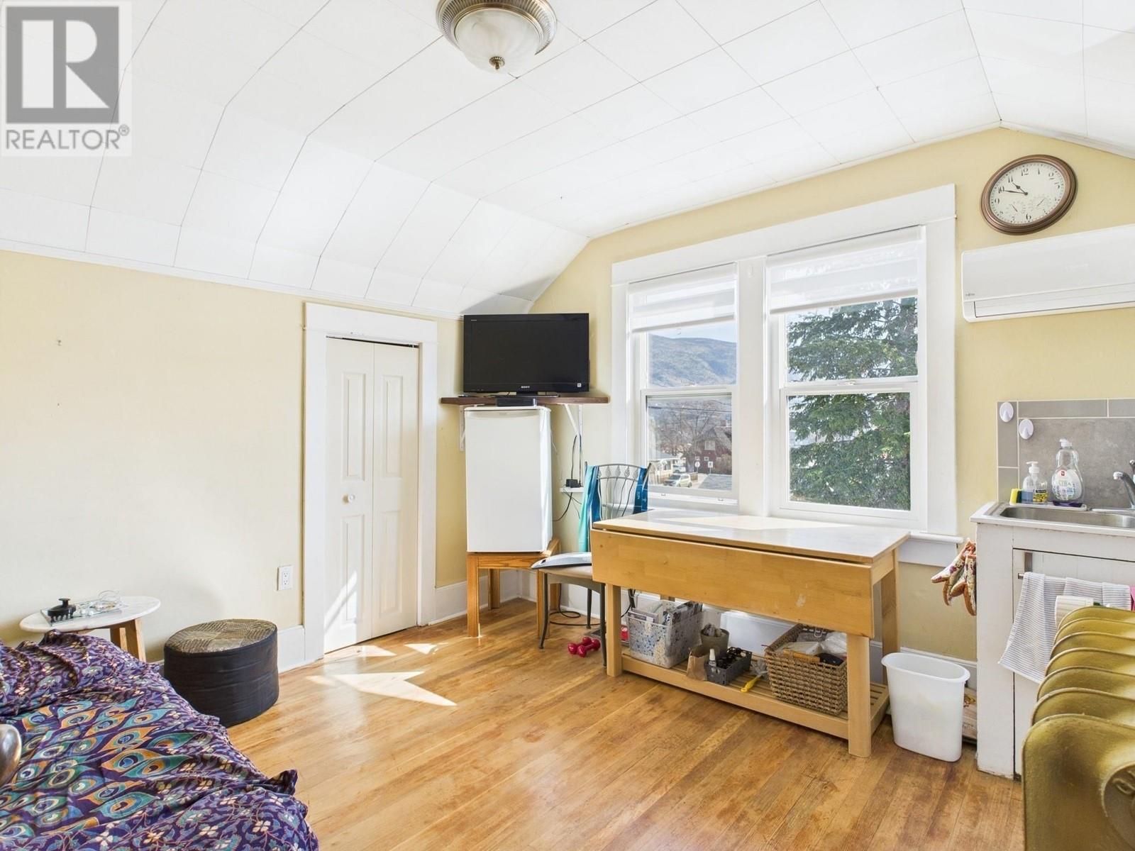 555 School Avenue, Oliver