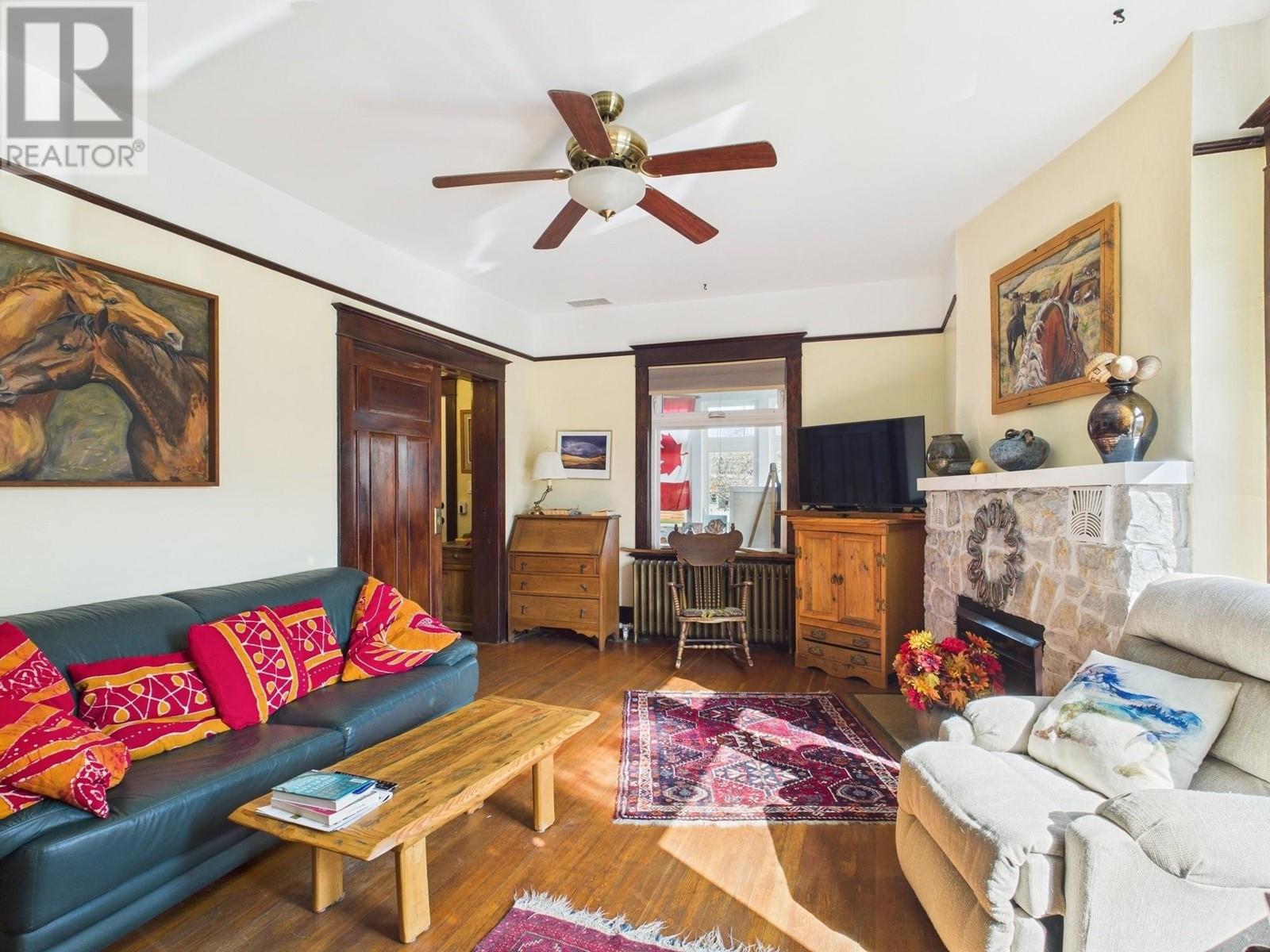 555 School Avenue, Oliver
