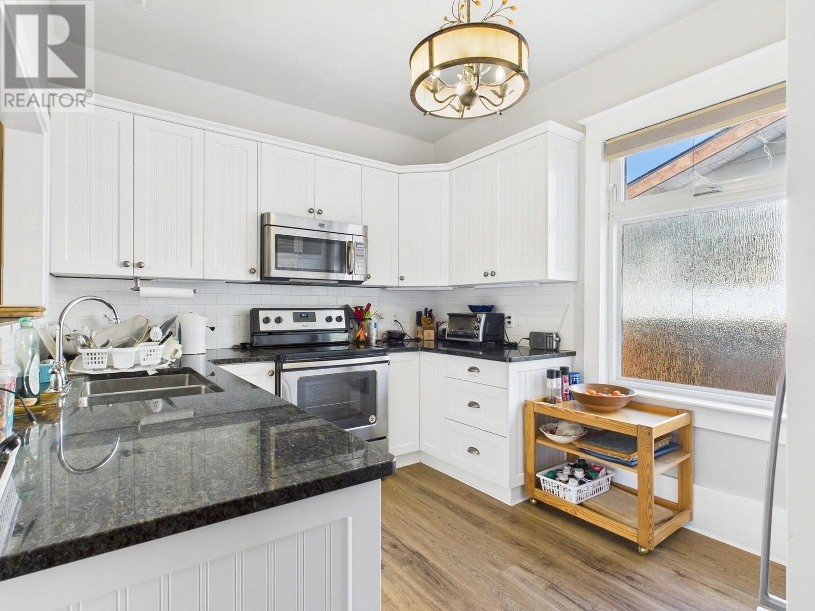 555 School Avenue, Oliver