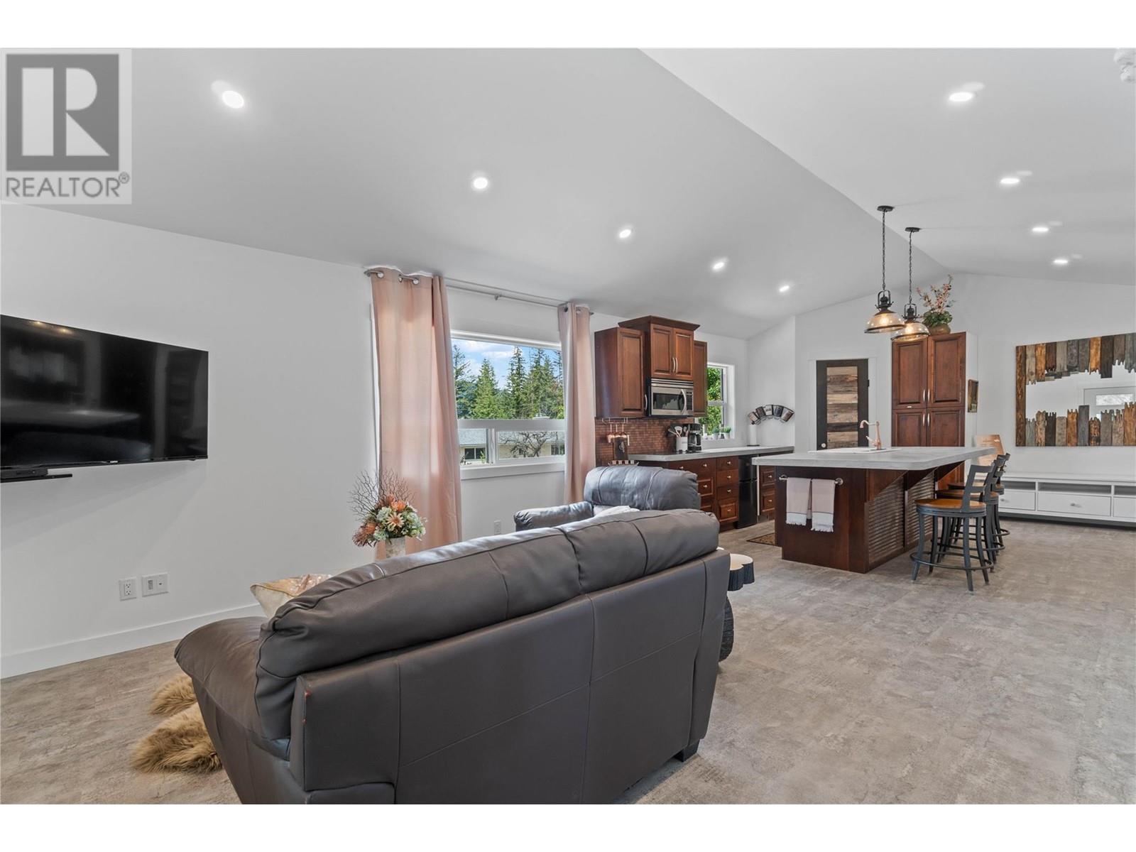 Photo 14 of 2790 30 Avenue Ne, Salmon Arm BC