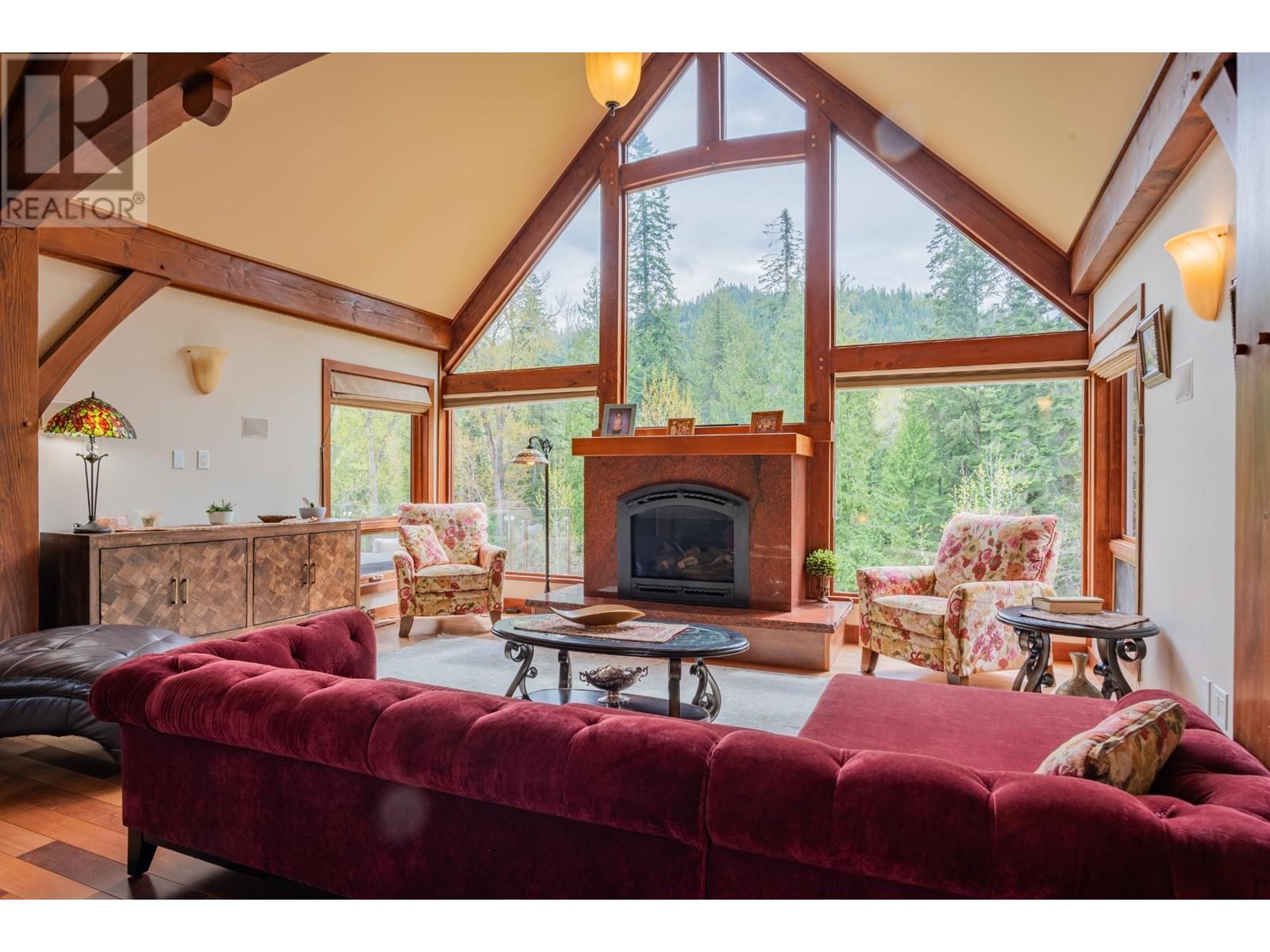 817 WHITE TAIL Drive, Rossland