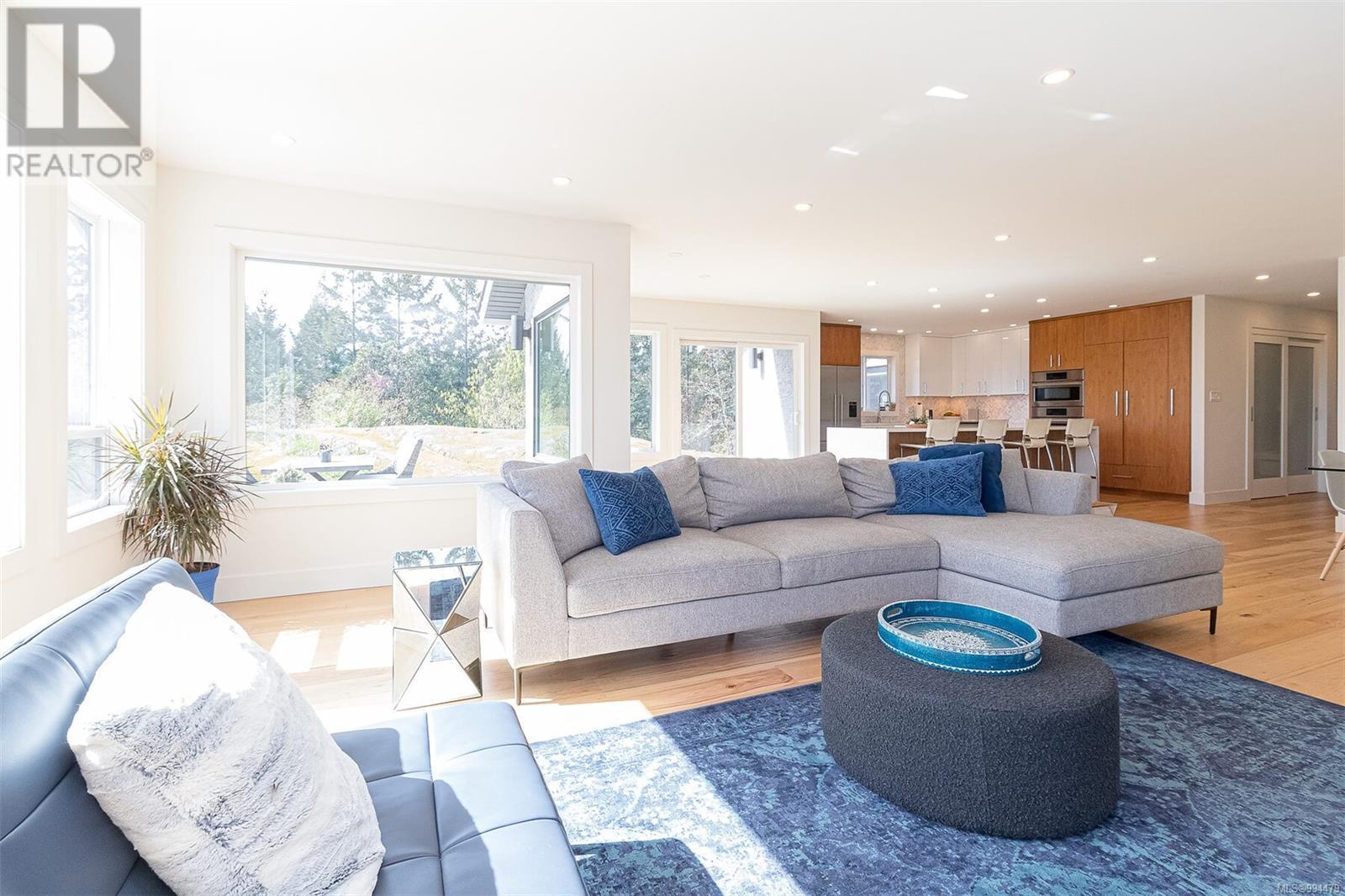 8518 Tribune Terr, North Saanich