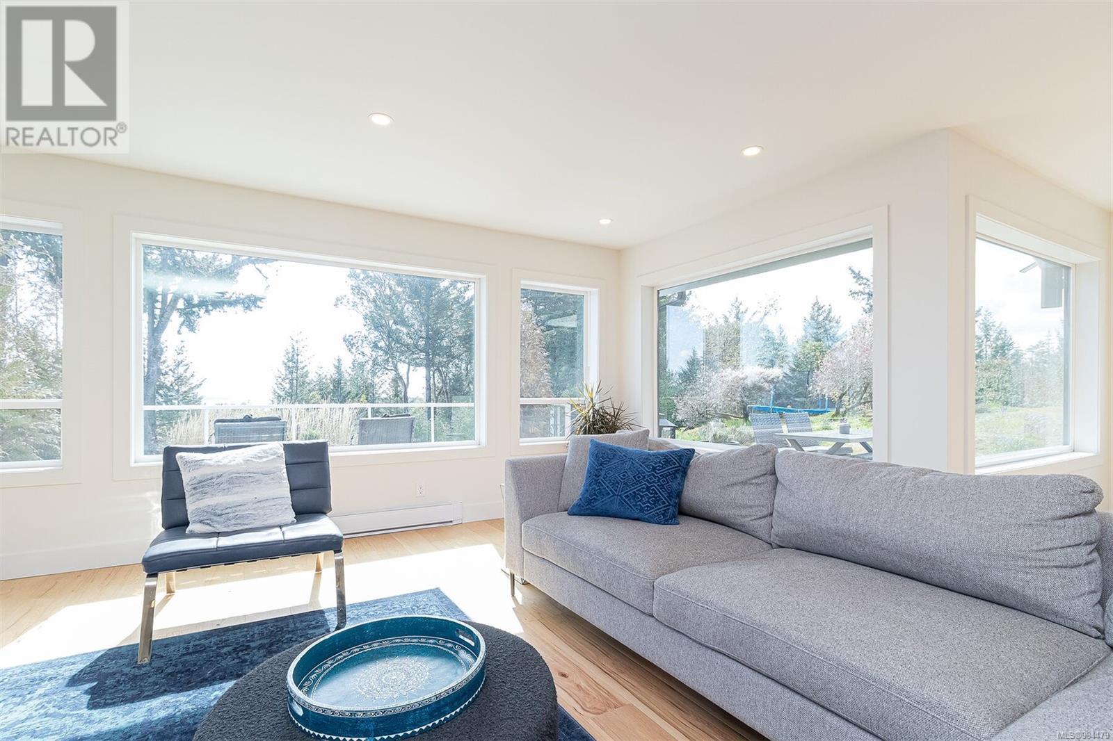 8518 Tribune Terr, North Saanich