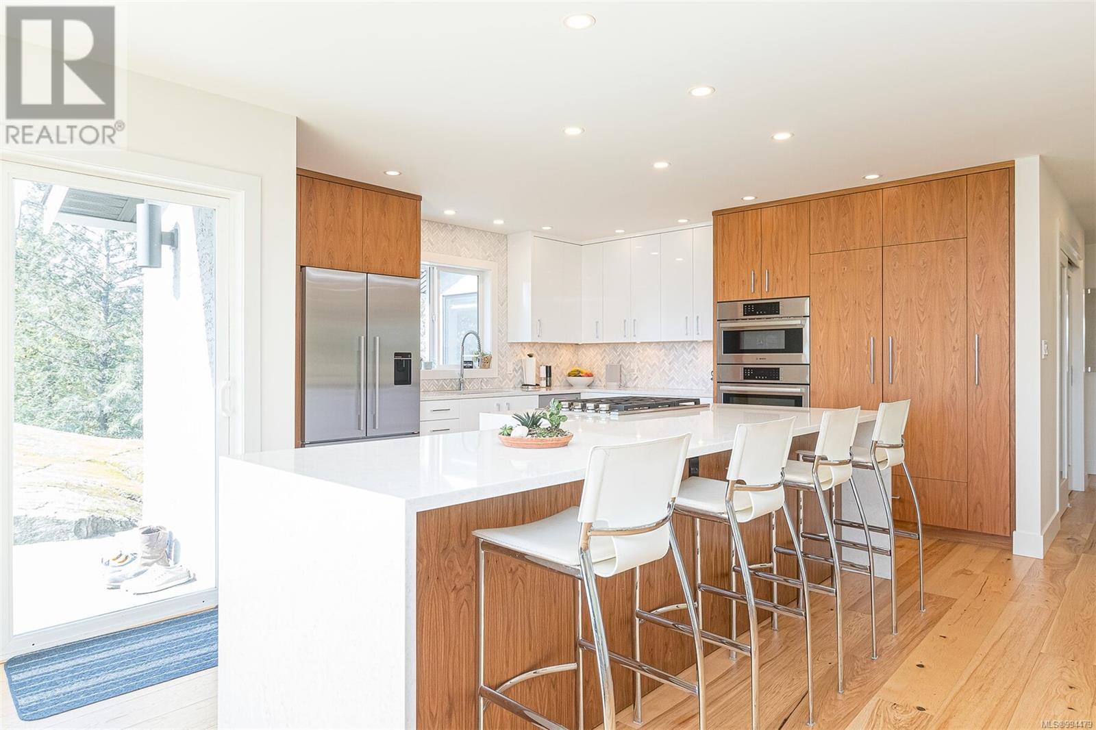 8518 Tribune Terr, North Saanich